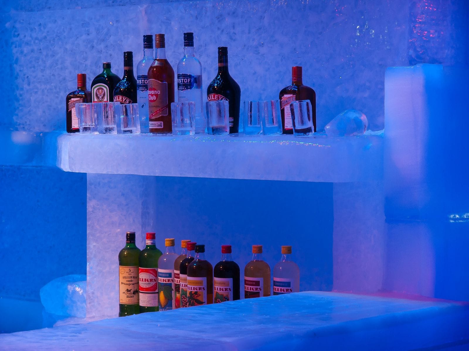 Rovaniemi, Finlanda: 15 lucruri de văzut și făcut în capitala Crăciunului 17 Bar de gheață în Arctic SnowHotel lângă Rovaniemi