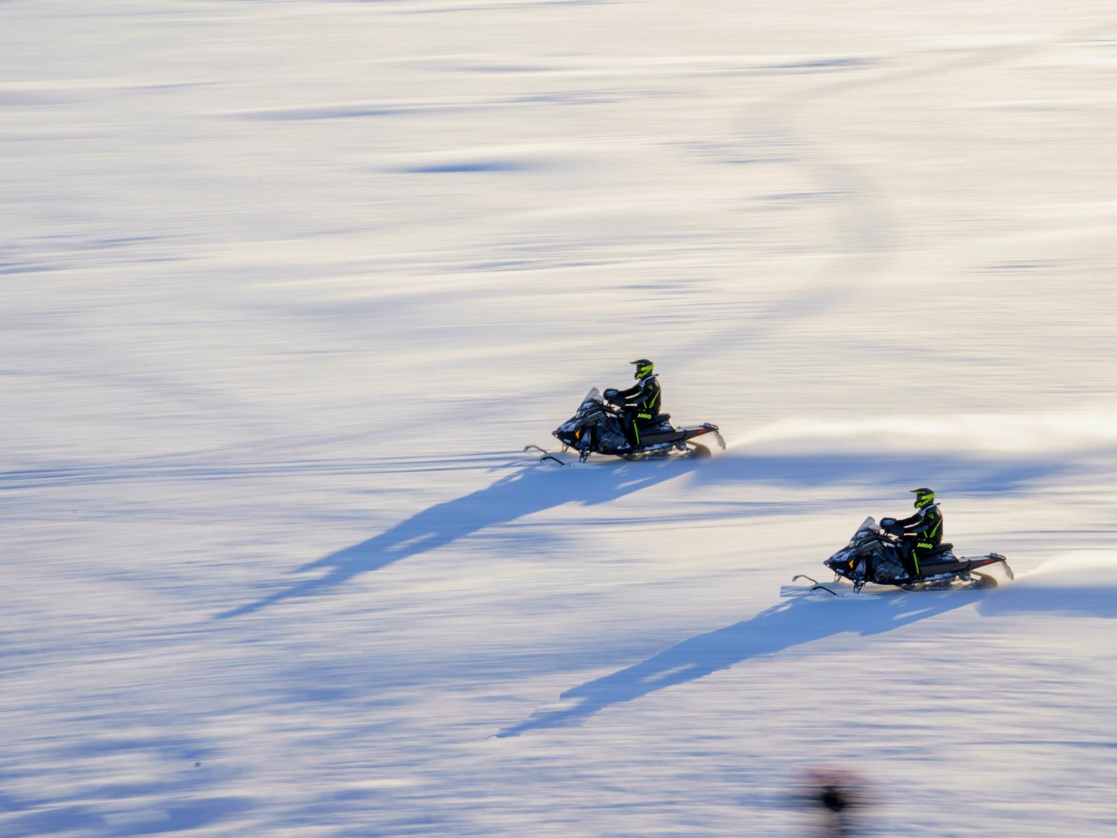 Rovaniemi, Finlanda: 15 lucruri de văzut și făcut în capitala Crăciunului 14 Snowmobile în peisajul înzăpezit lângă Rovaniemi