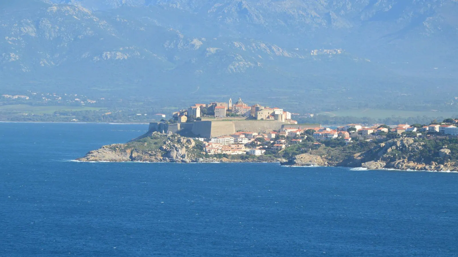 La cittadella di Calvi sopra la baia con la spiaggia