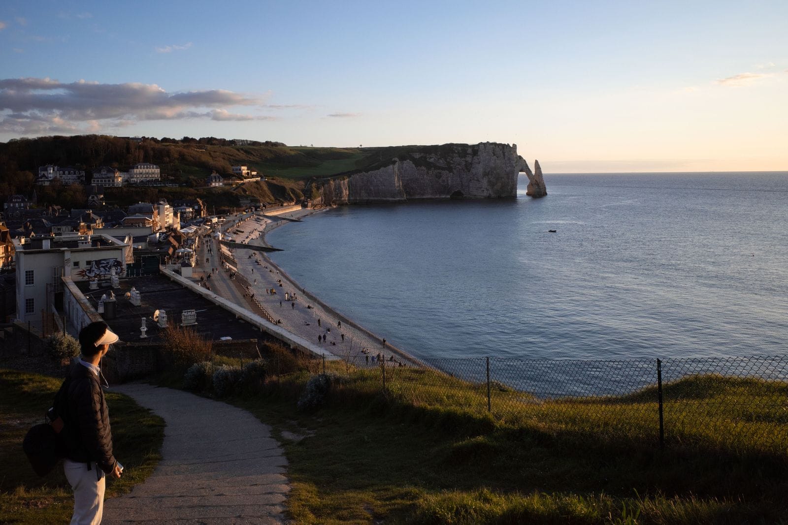 Étretat Ranska: 11 vinkkiä liitukallioille vuonna 2026 3 Näkymä Étretatin kylään kallioiden välissä