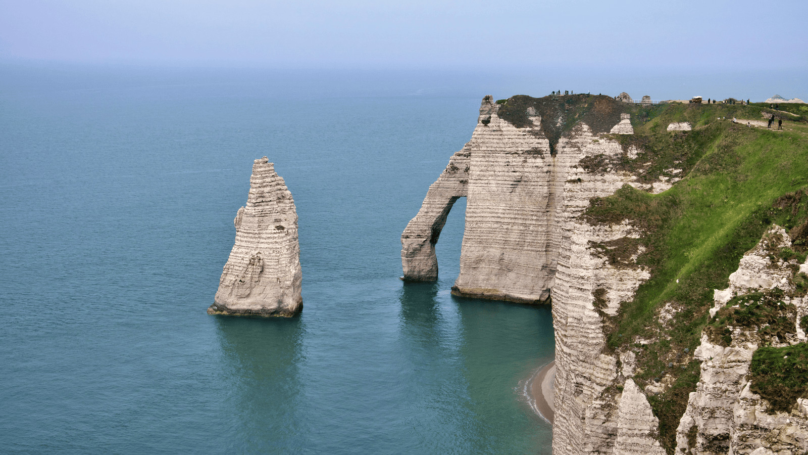 Étretat Ranska: 11 vinkkiä liitukallioille vuonna 2026 4 Ilmakuva Étretatin kallioista