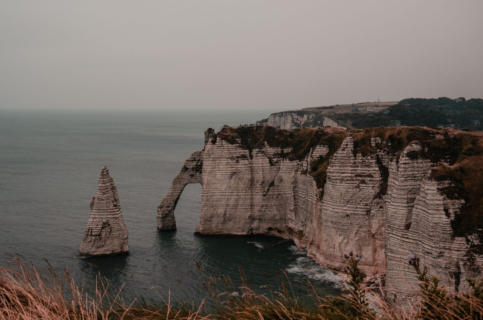 Étretat Ranska: 11 vinkkiä liitukallioille vuonna 2026 9 Kävely Étretatin kallioiden reunalla auringonnousun aikaan