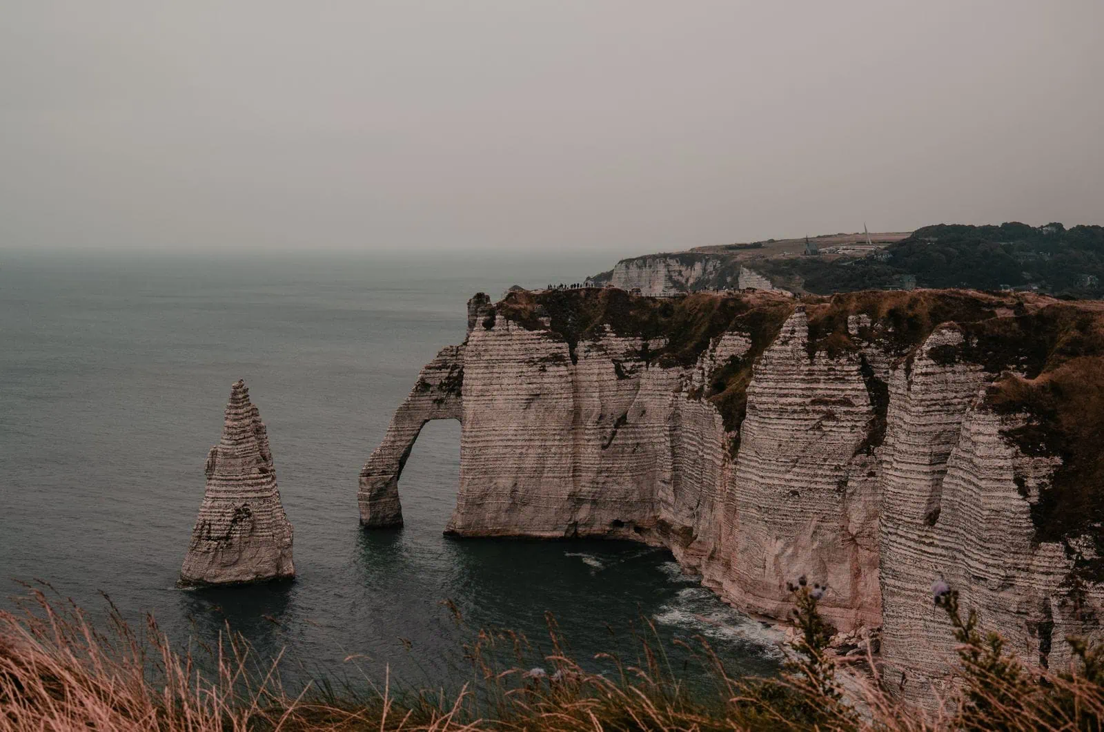 Passeggiata lungo il bordo delle scogliere sopra Étretat all'alba