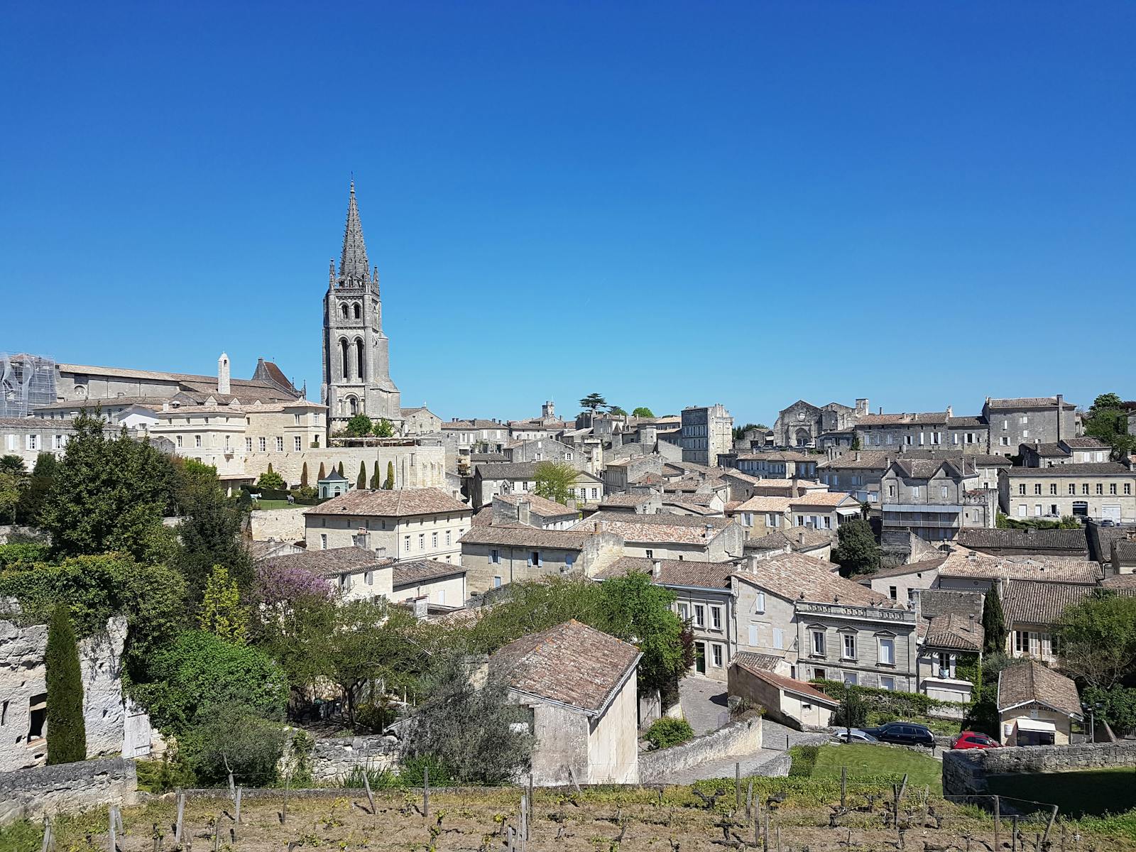 Panorama městečka Saint-Émilion se zvonicí monolitického kostela