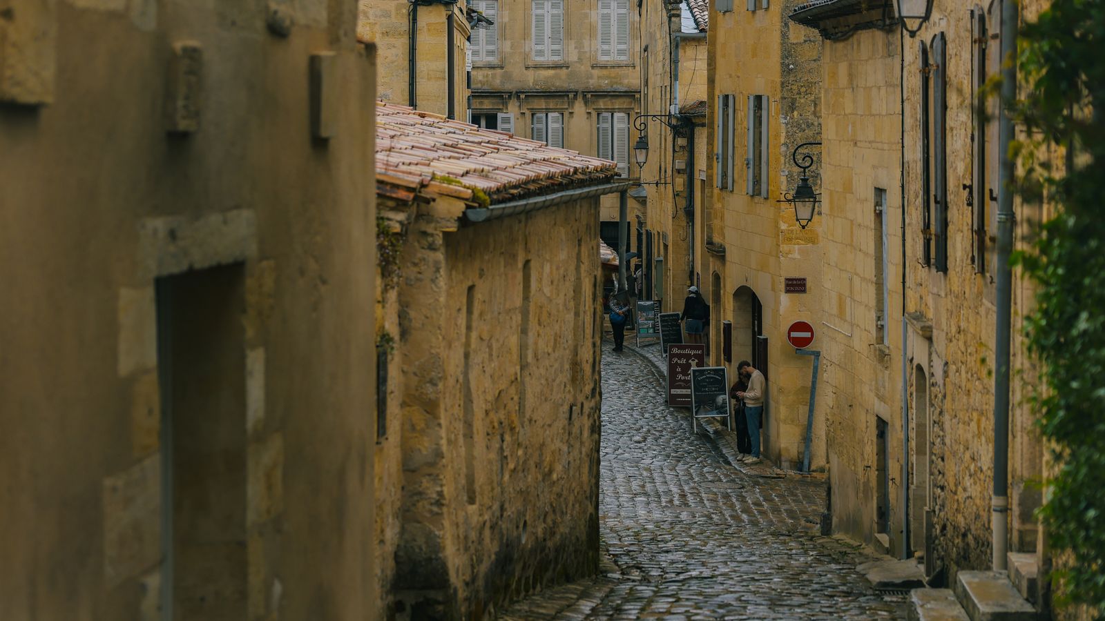 Ulička Saint-Émilion s pohledem skrz bránu Porte de la Cadène
