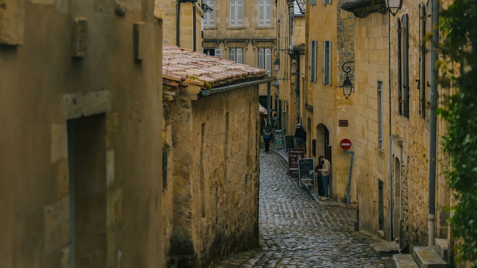 Saint-Émilion in Frankreich: 11 Tipps für das Weinstädtchen bei Bordeaux 2026 3 Gasse in Saint-Émilion mit Blick durch das Tor Porte de la Cadène