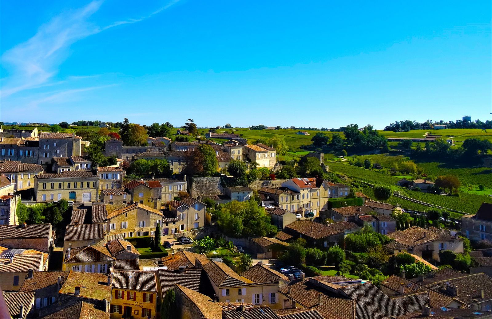 Panorama Saint-Émilion nad střechami a vinicemi