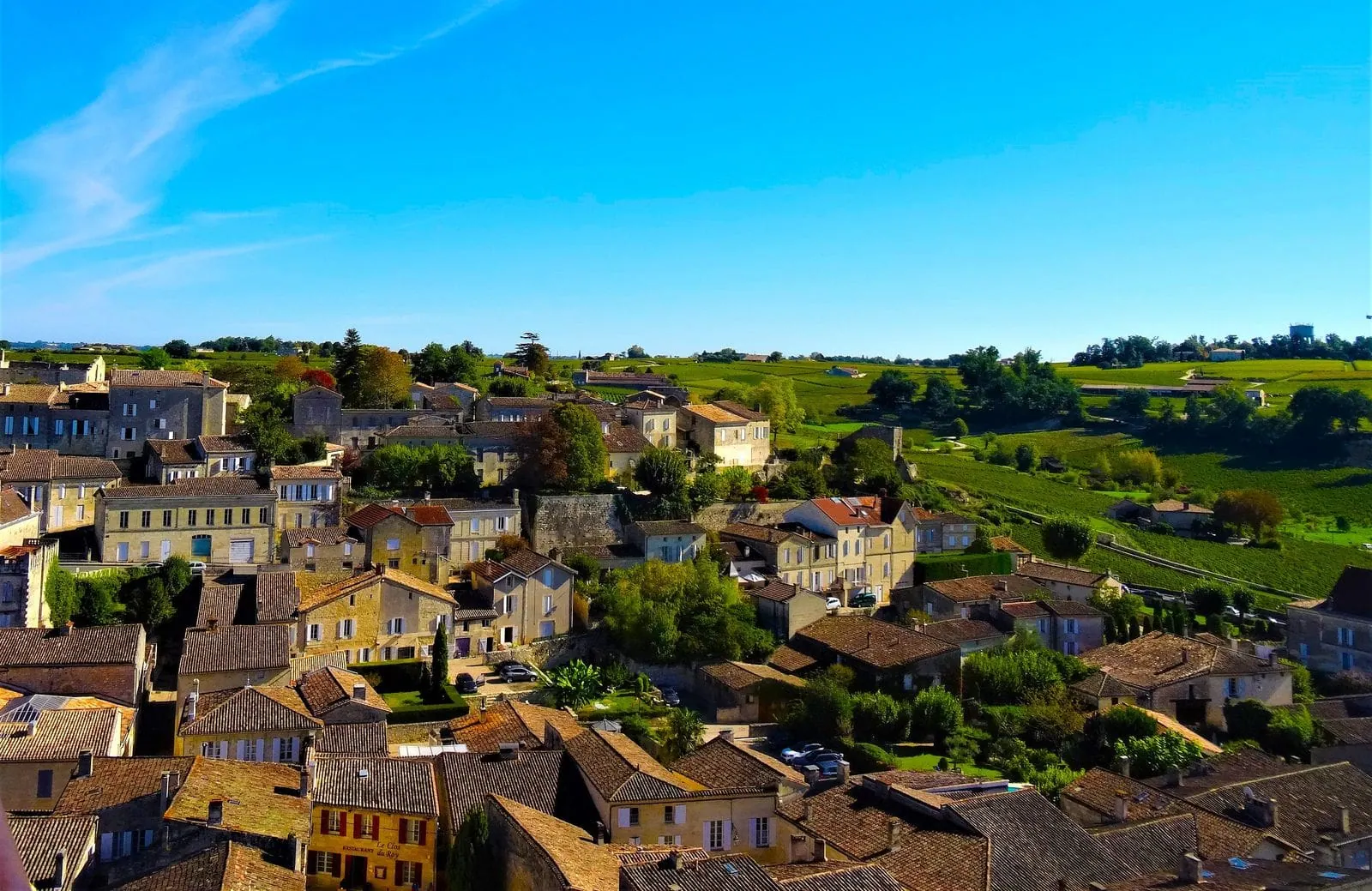 Saint-Émilion in Frankreich: 11 Tipps für das Weinstädtchen bei Bordeaux 2026 4 Panorama von Saint-Émilion über den Dächern und Weinbergen