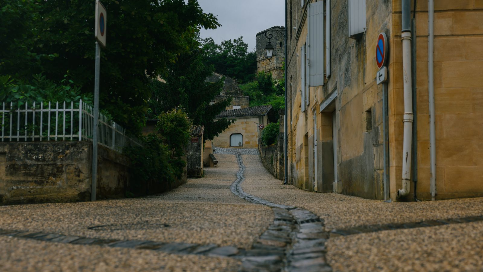 Strmá dlážděná ulička (tertre) v Saint-Émilion