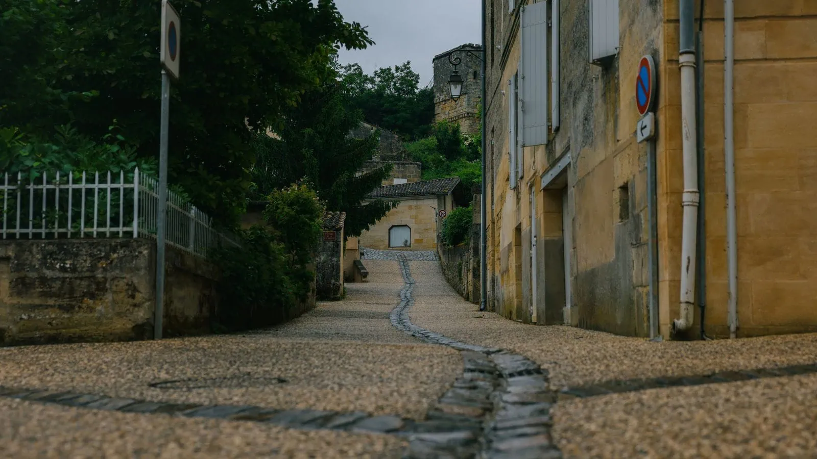 Saint-Émilion in Frankreich: 11 Tipps für das Weinstädtchen bei Bordeaux 2026 5 Steile Kopfsteinpflastergasse (Tertre) in Saint-Émilion