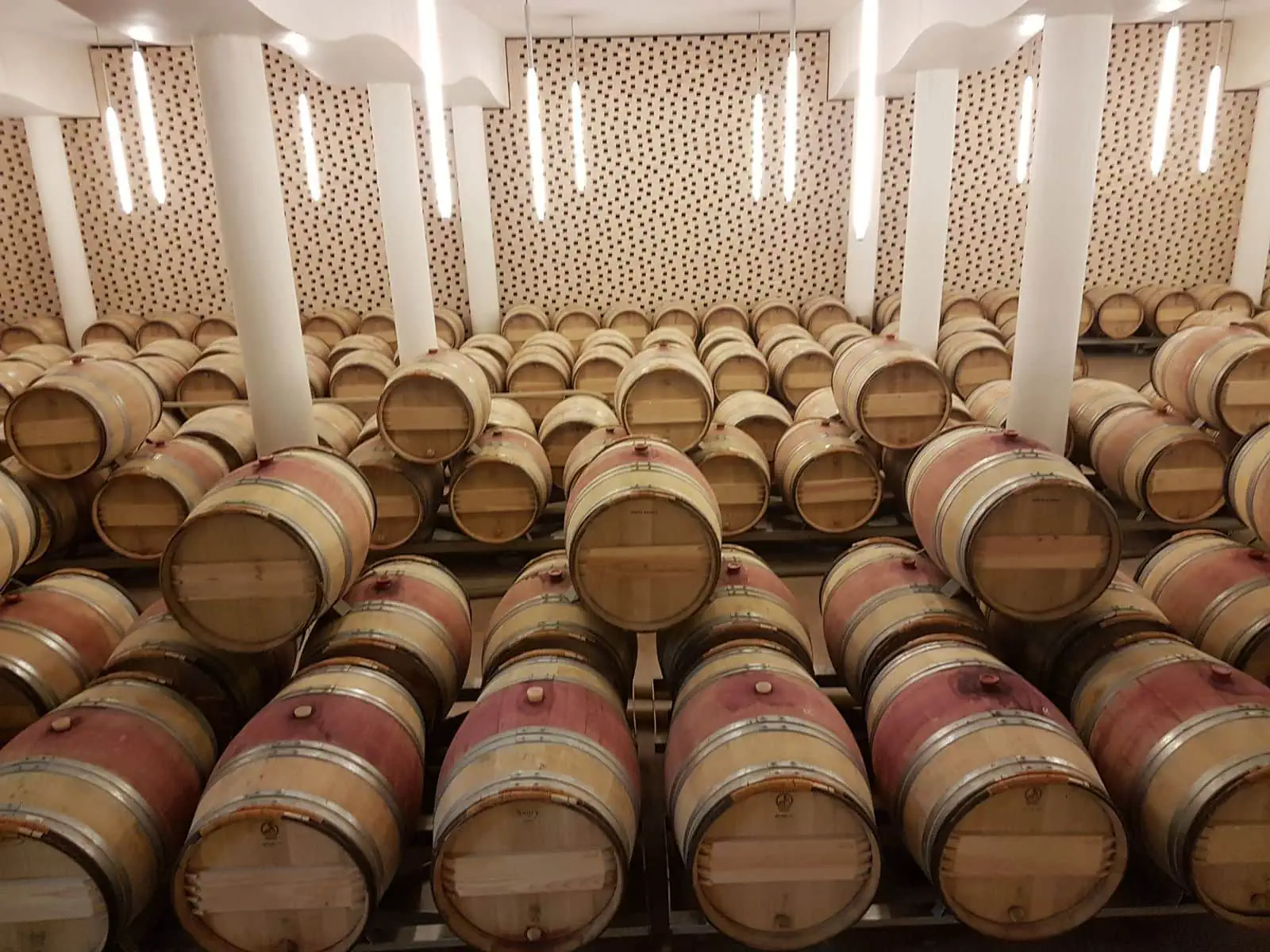 Saint-Émilion in Frankreich: 11 Tipps für das Weinstädtchen bei Bordeaux 2026 8 Fass zur Weinreifung in einem Keller in Saint-Émilion