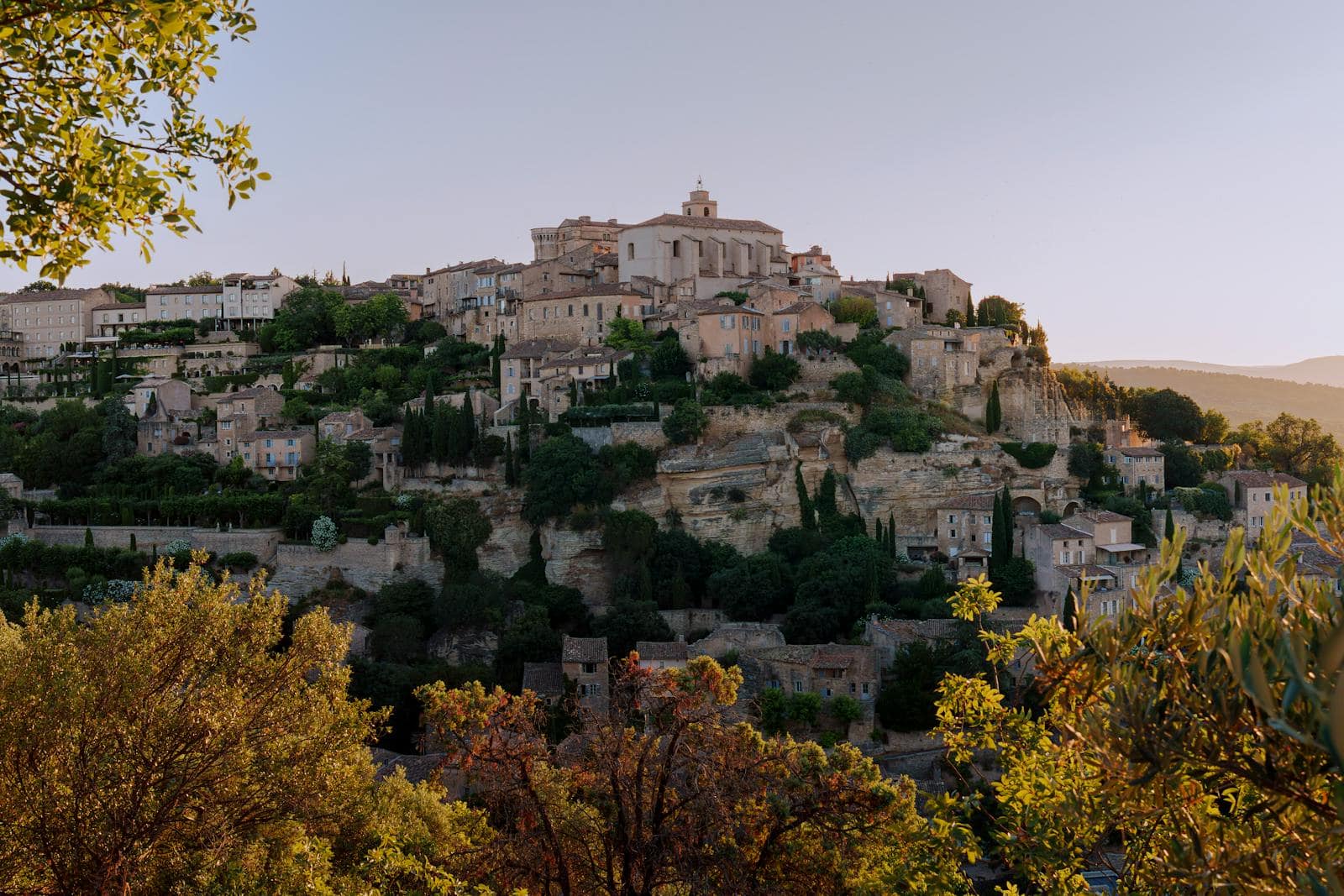 Cele mai frumoase sate din Franța: 15 sugestii de Les Plus Beaux Villages în 2026 4 Satul Gordes pe faleza provensală