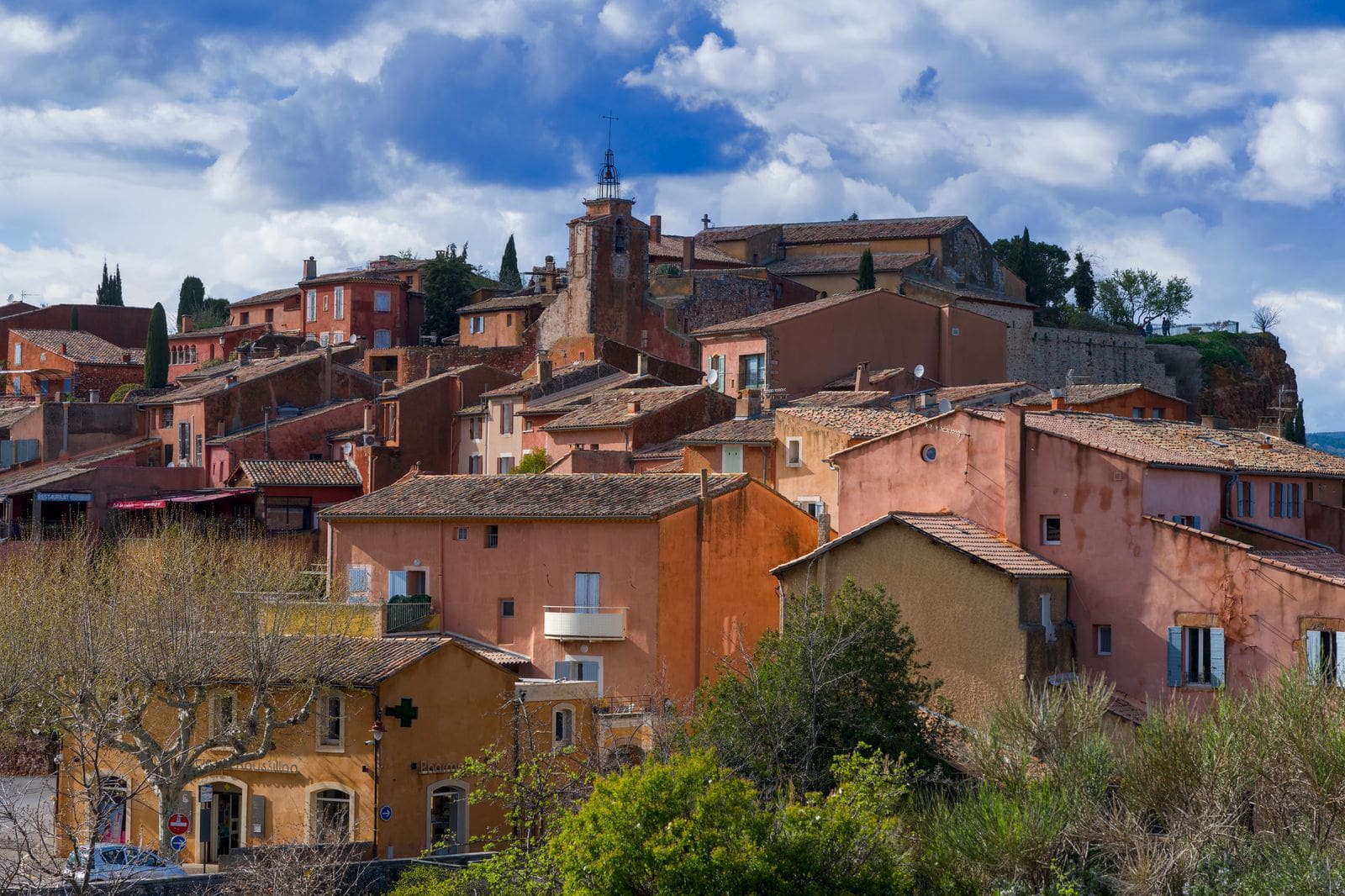 Cele mai frumoase sate din Franța: 15 sugestii de Les Plus Beaux Villages în 2026 5 Satul de ocru Roussillon pe deal