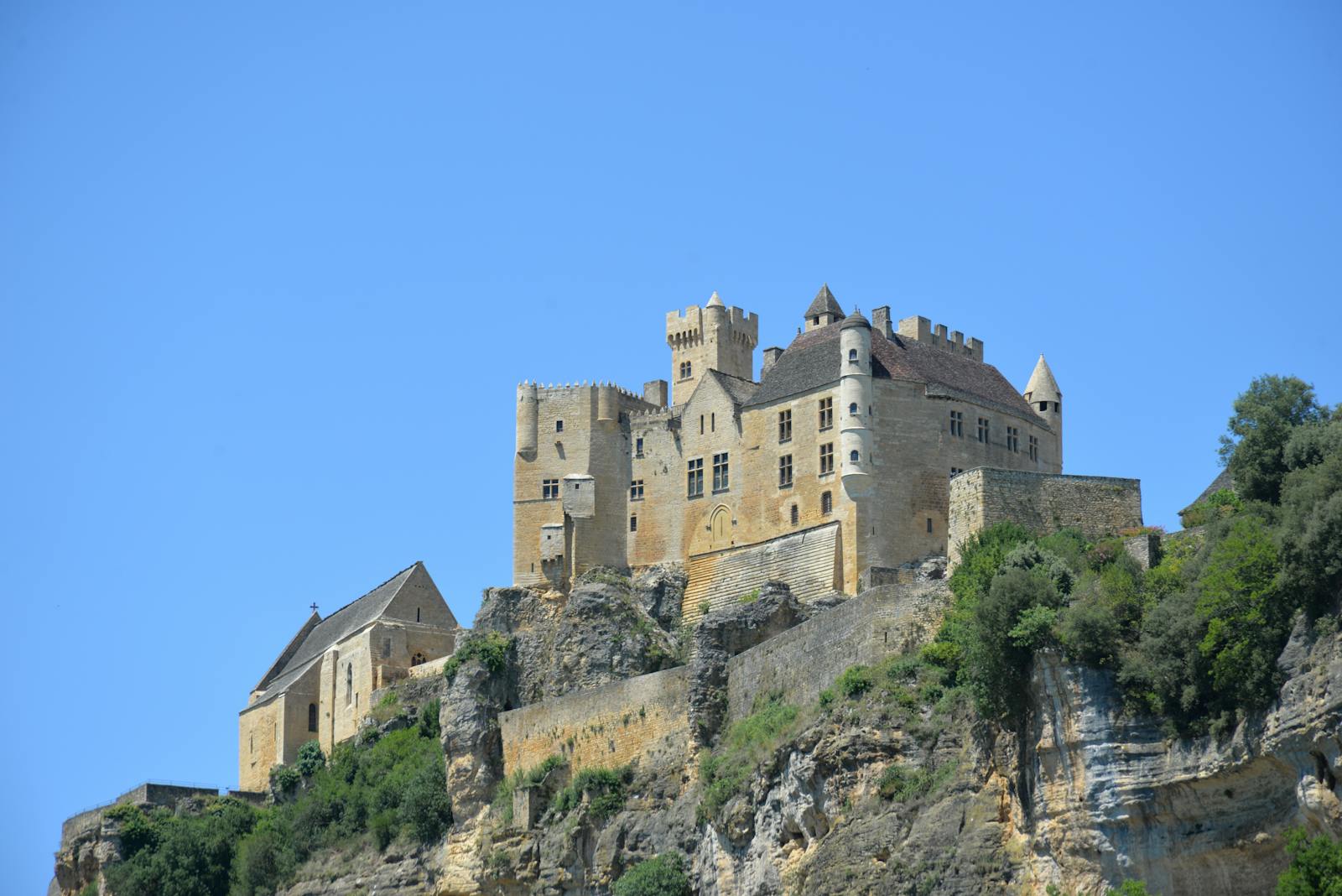 Cele mai frumoase sate din Franța: 15 sugestii de Les Plus Beaux Villages în 2026 8 Castelul Beynac deasupra râului Dordogne