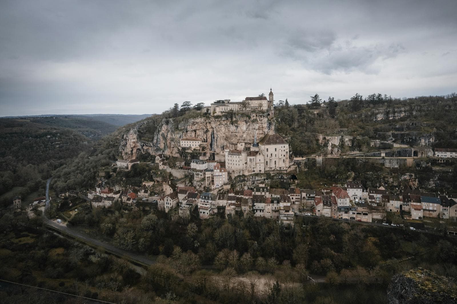 Cele mai frumoase sate din Franța: 15 sugestii de Les Plus Beaux Villages în 2026 10 Orașul de pelerinaj Rocamadour pe faleza verticală