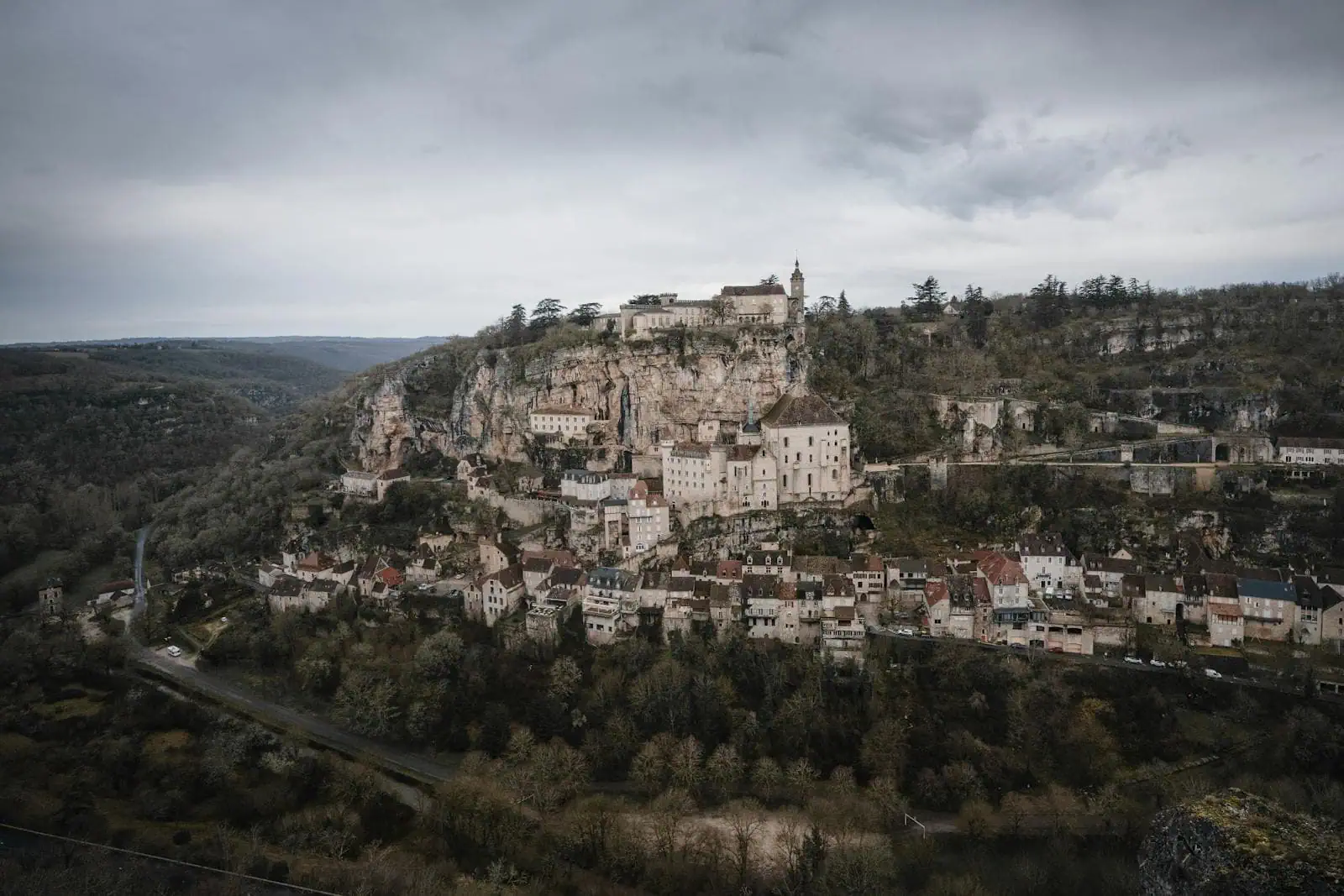Poutní město Rocamadour na svislém útesu