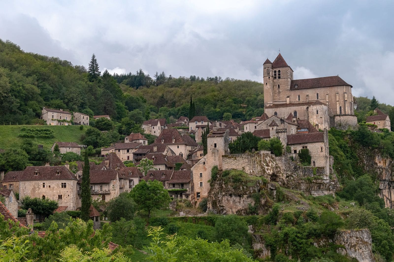 Cele mai frumoase sate din Franța: 15 sugestii de Les Plus Beaux Villages în 2026 12 Saint-Cirq-Lapopie deasupra văii Lot