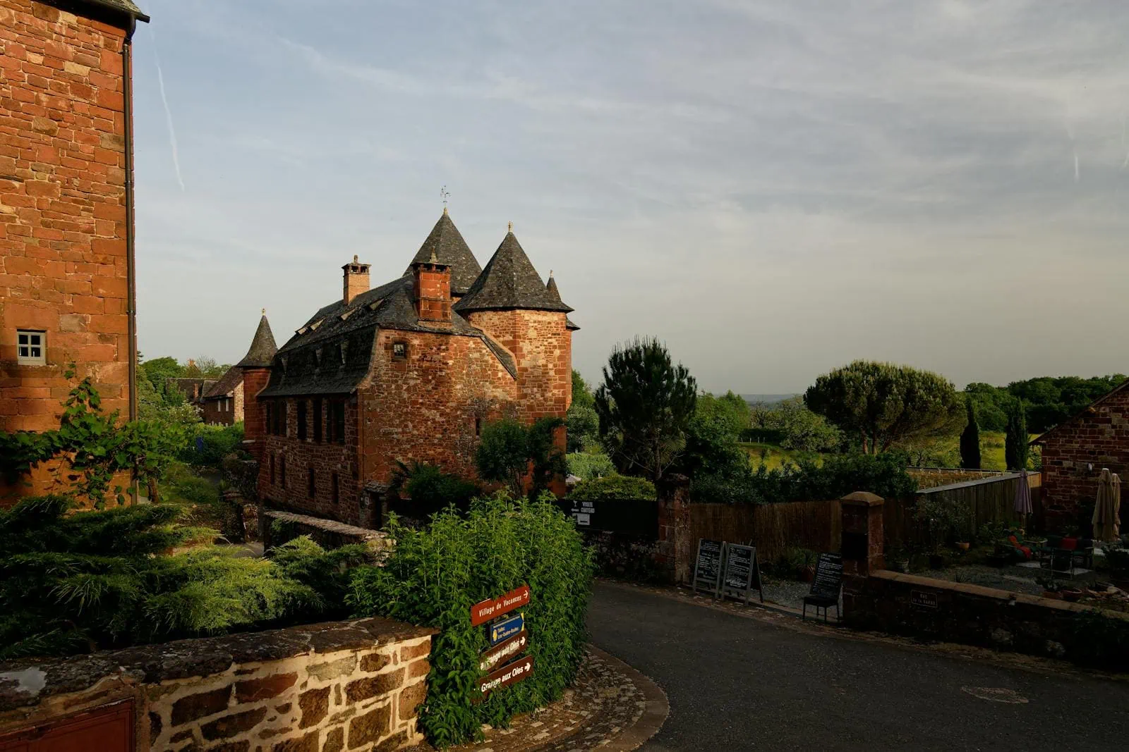 Červené pískovcové domy v Collonges-la-Rouge