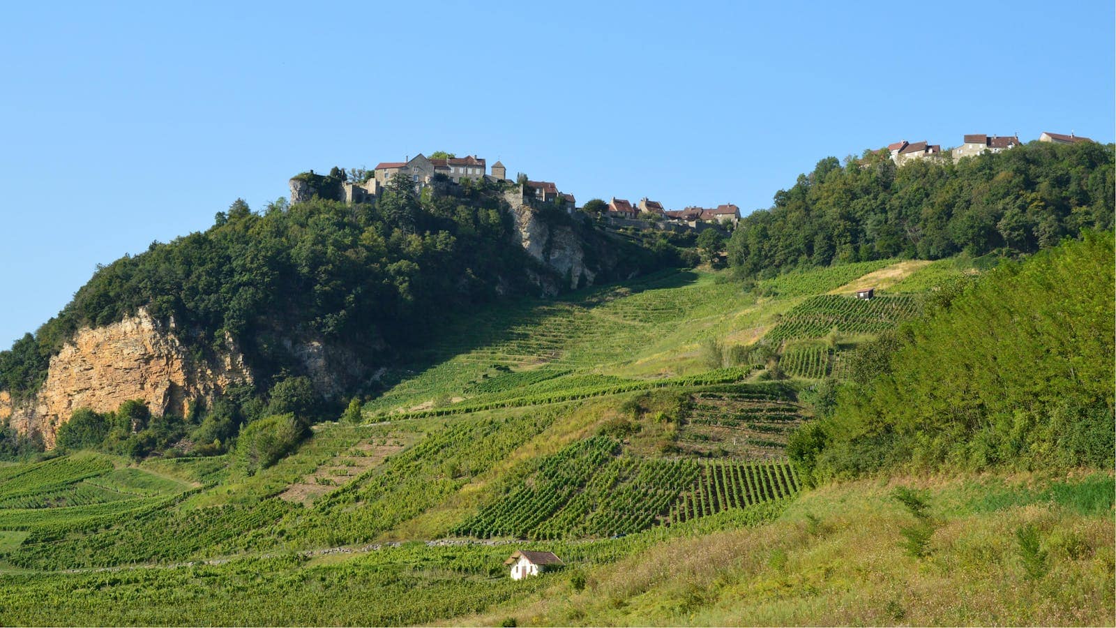 Cele mai frumoase sate din Franța: 15 sugestii de Les Plus Beaux Villages în 2026 20 Château-Chalon deasupra podgoriilor din regiunea Jura