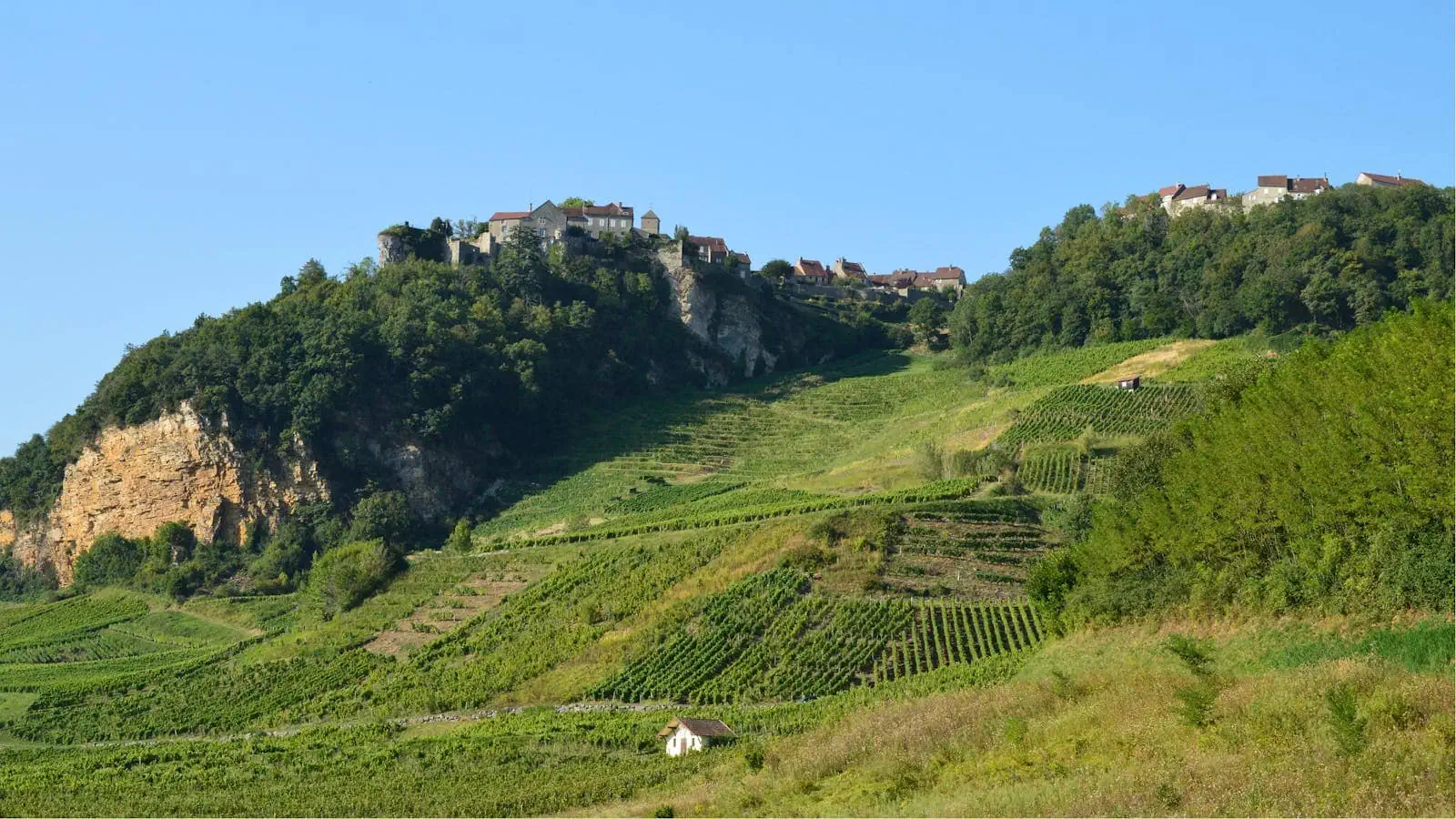 Château-Chalon nad vinicemi regionu Jura