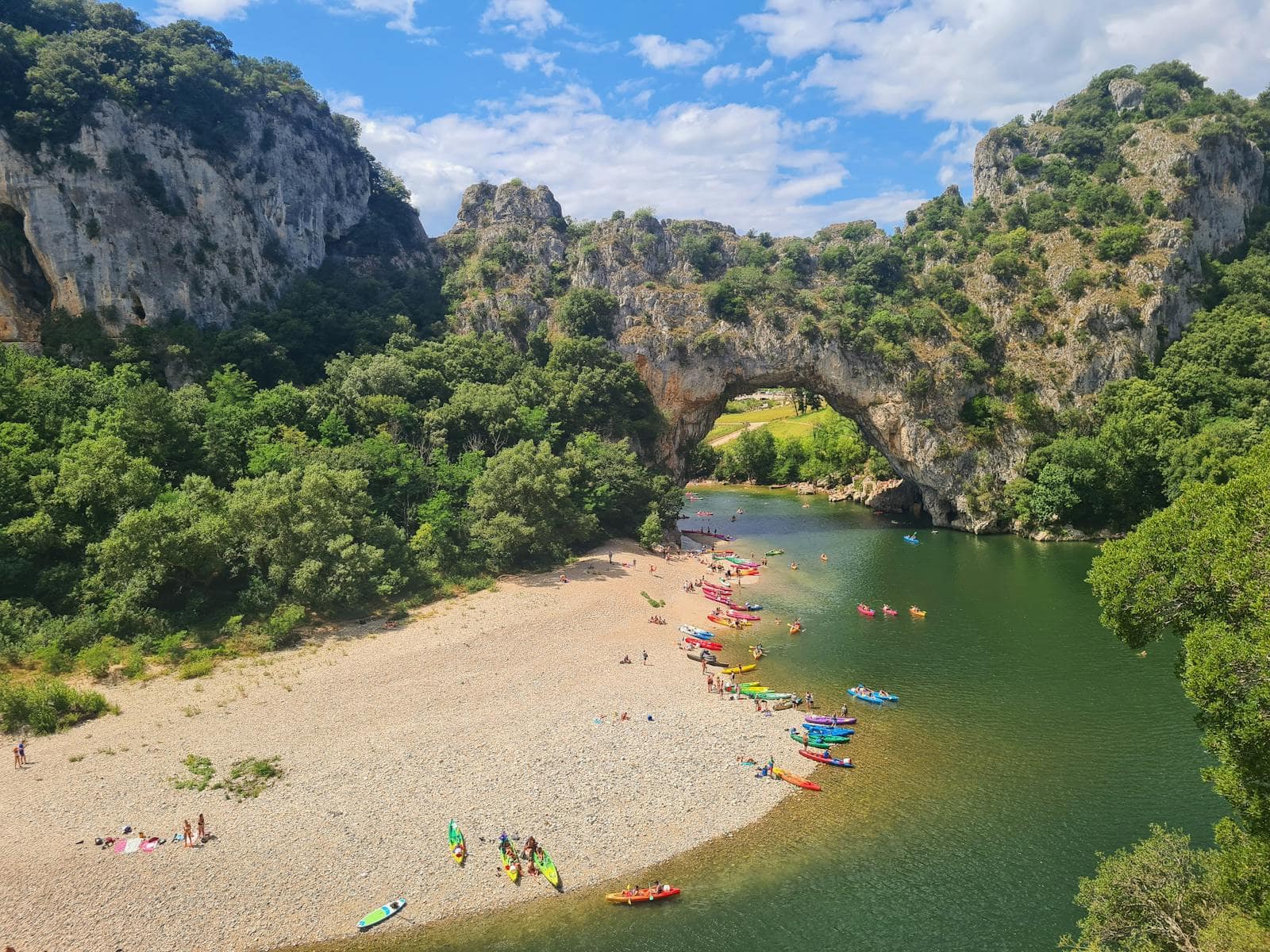 Ardèche, Francia: 12 cose da vedere e fare nel 2026 85 Arco di pietra naturale Pont d'Arc sul fiume Ardèche