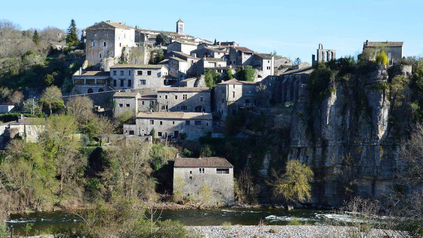 Ardèche, Francia: 12 cose da vedere e fare nel 2026 93 Borgo medievale di Balazuc sopra il fiume