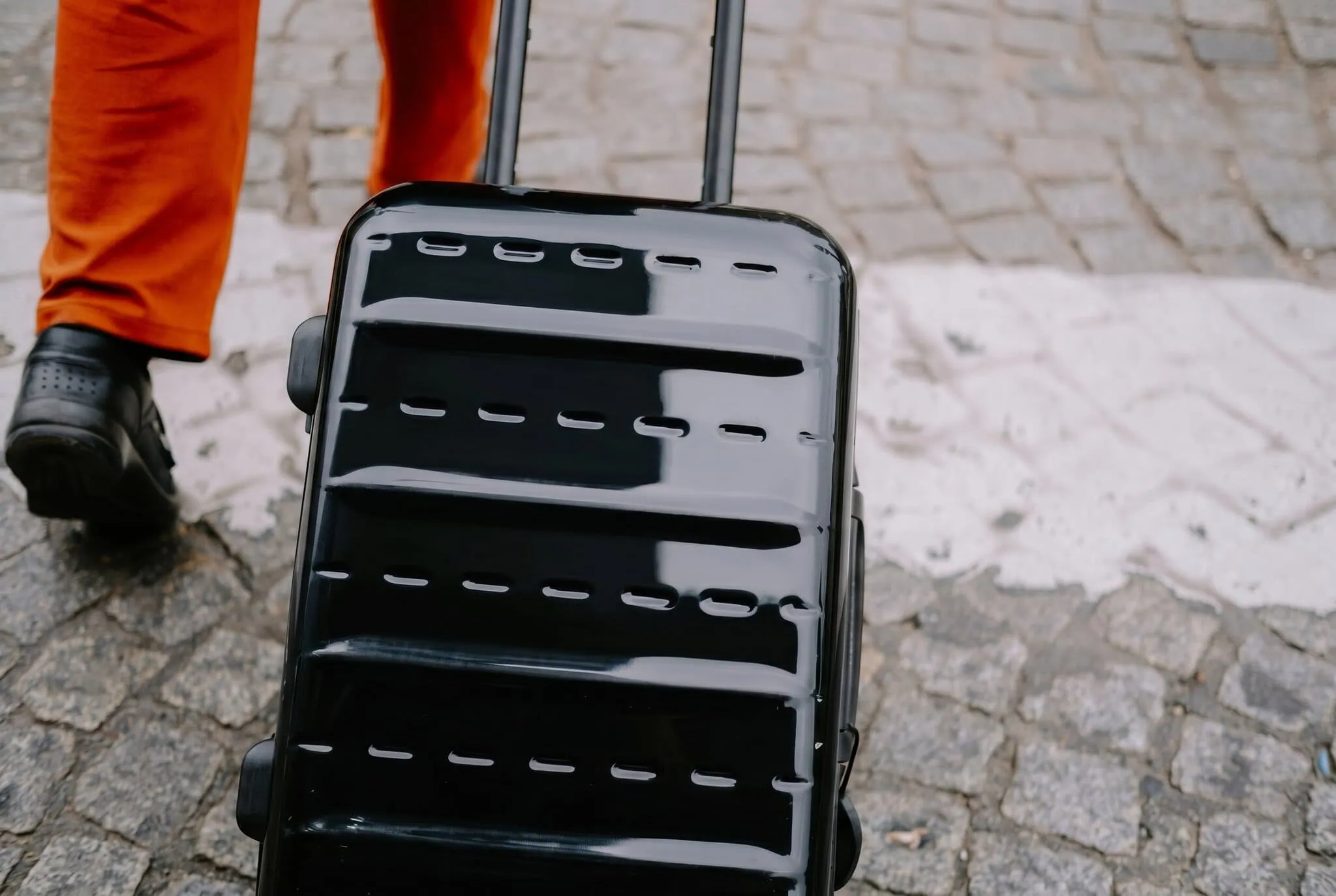 Ryanair bagage in 2026: handbagage, ruimbagage, afmetingen en alle kosten 1 Handbagage Ryanair, kleine trolley op wieltjes