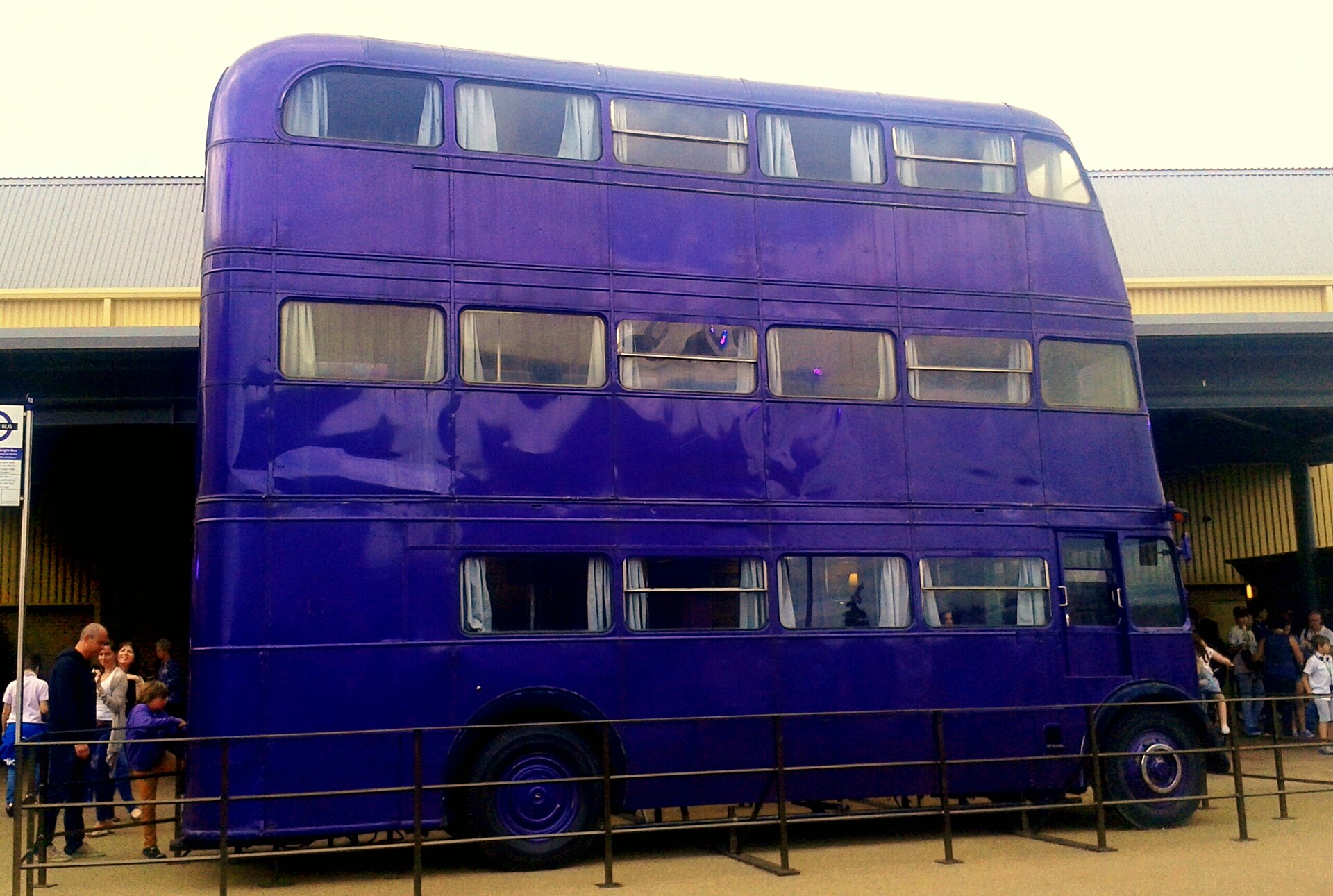 Harry Potter Studio Londen: tickets, prijzen en 14 tips in 2026 14 De Collectebus en het buitendecor