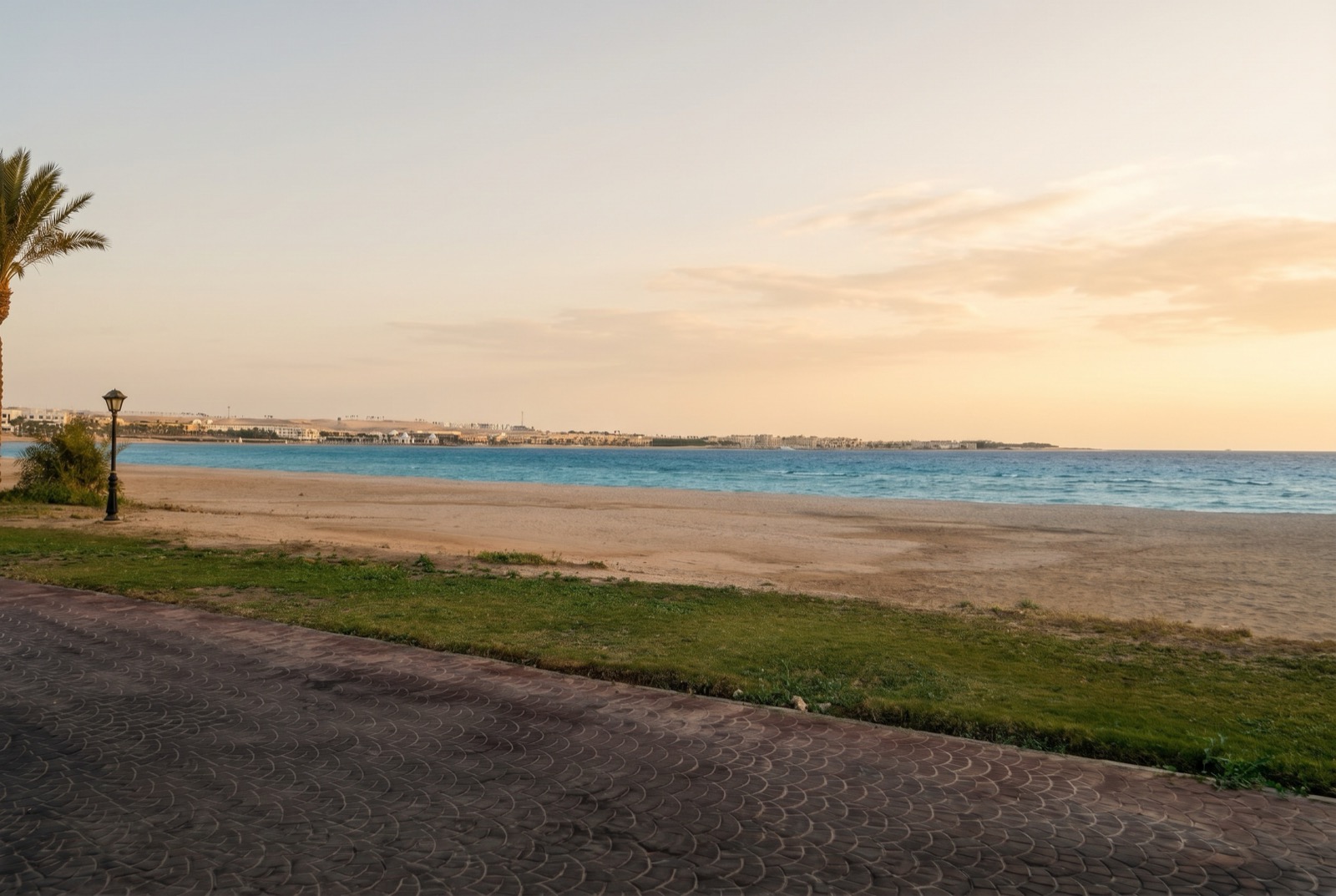Pláž a promenáda v Sahl Hasheesh v Egyptě