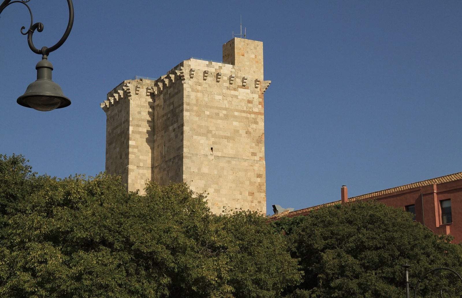 Cagliari, Sardinia: 13 lucruri de văzut și făcut în 2026 2 Turnul medieval Torre di San Pancrazio din cartierul Castello în Cagliari
