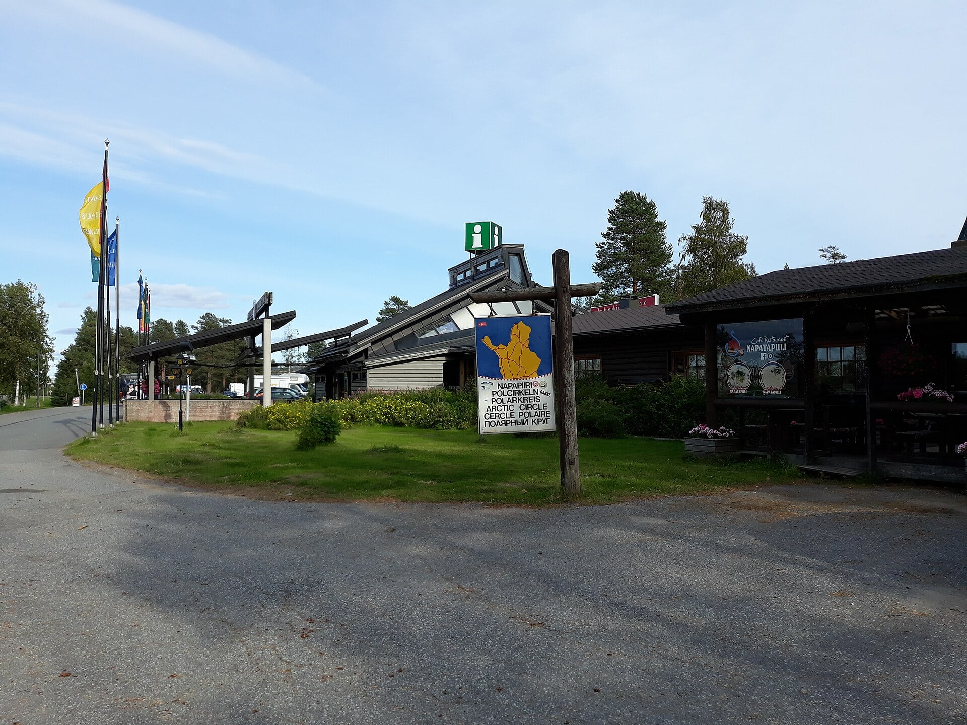Santa Claus Village v Rovaniemi: 6 tipov, čo vidieť v roku 2026 5 Vyznačená línia polárneho kruhu v Santa Claus Village