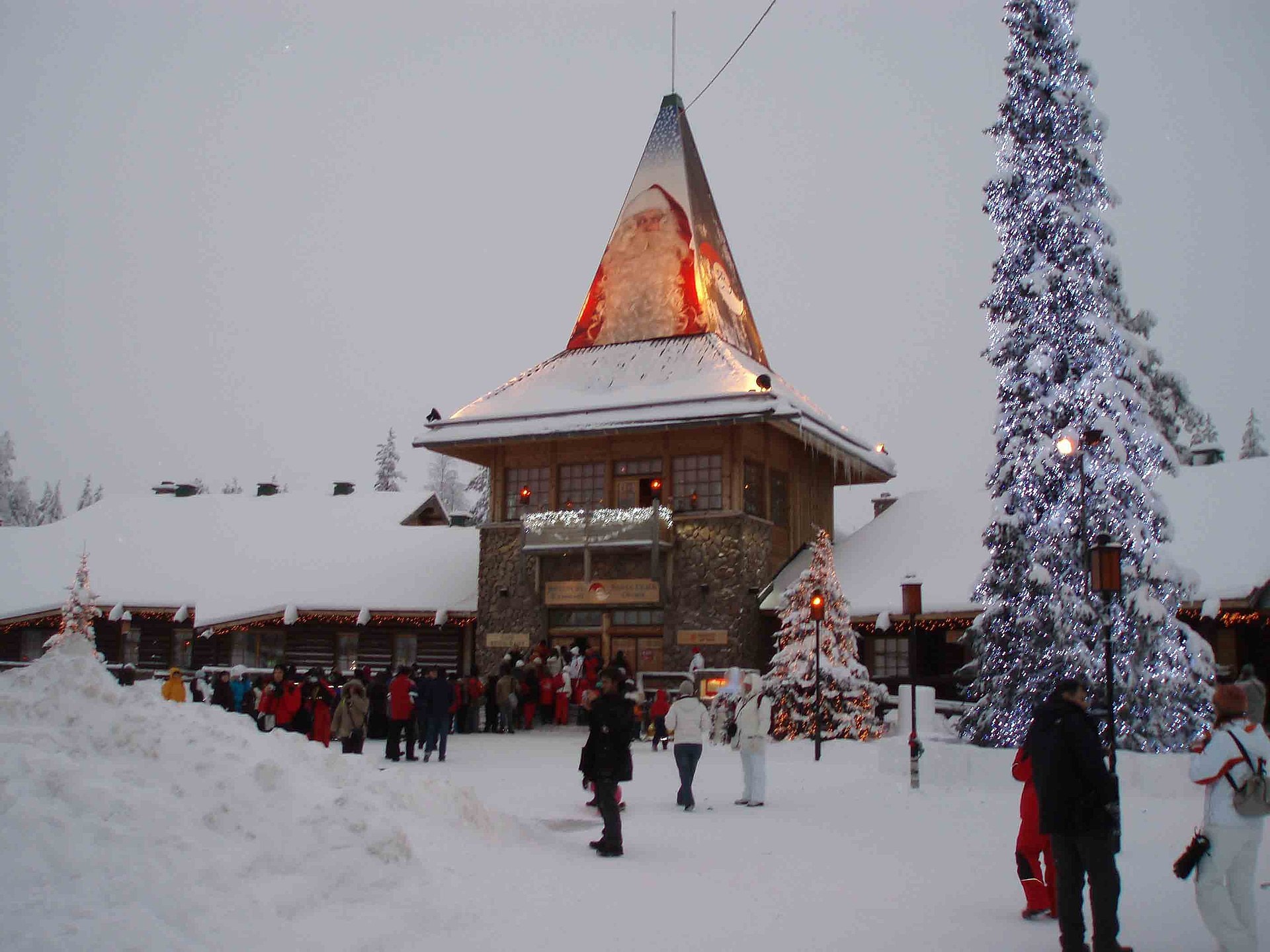 Santa Claus Village v Rovaniemi: 6 tipov, čo vidieť v roku 2026 4 Návštevníci mieria ku kancelárii Santa Clausa v Santa Claus Village