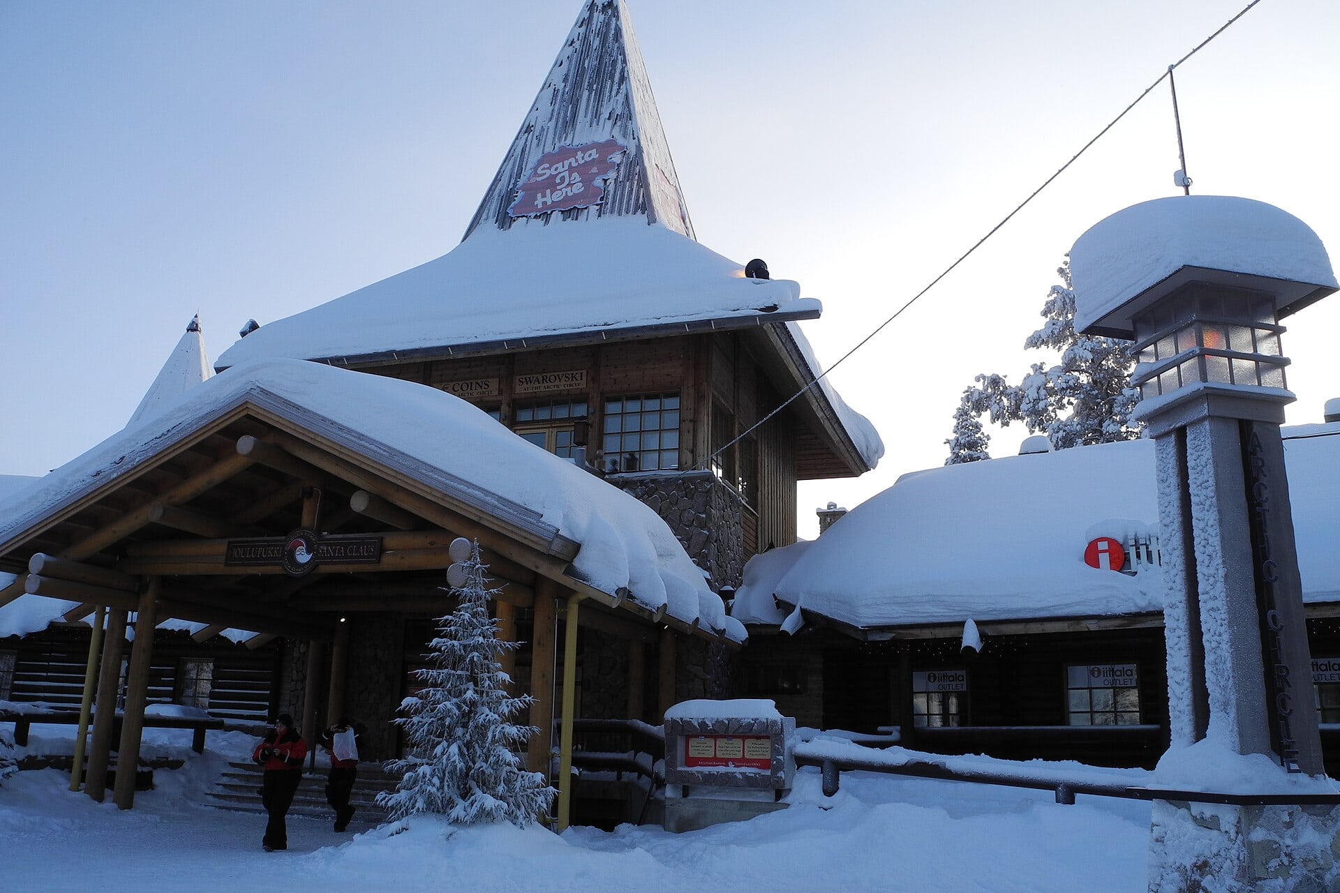 Santa Claus Village v Rovaniemi: 6 tipov, čo vidieť v roku 2026 1 Zasnežená kancelária Santa Clausa v Santa Claus Village