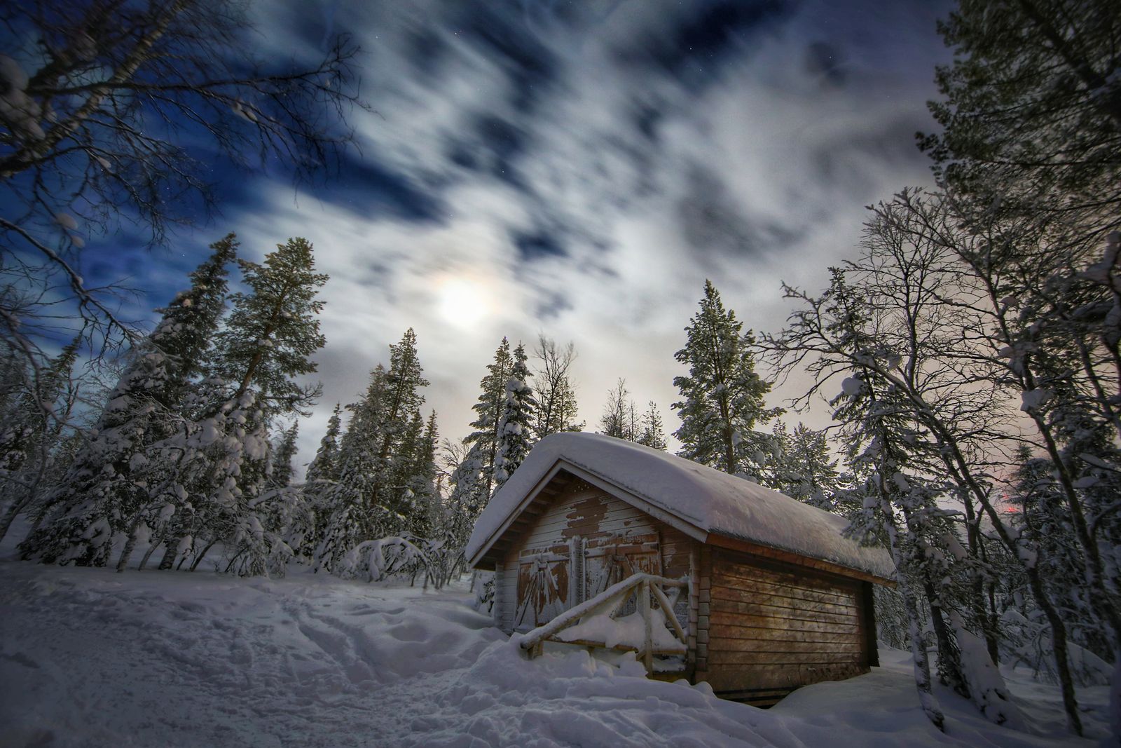 Santa Claus Village v Rovaniemi: 6 tipov, čo vidieť v roku 2026 3 Zrubové ubytovanie v zasneženom lese pri Rovaniemi