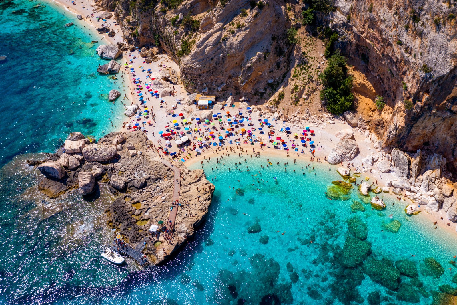 Letecký pohled na zátoku Cala Mariolu s tyrkysovým mořem