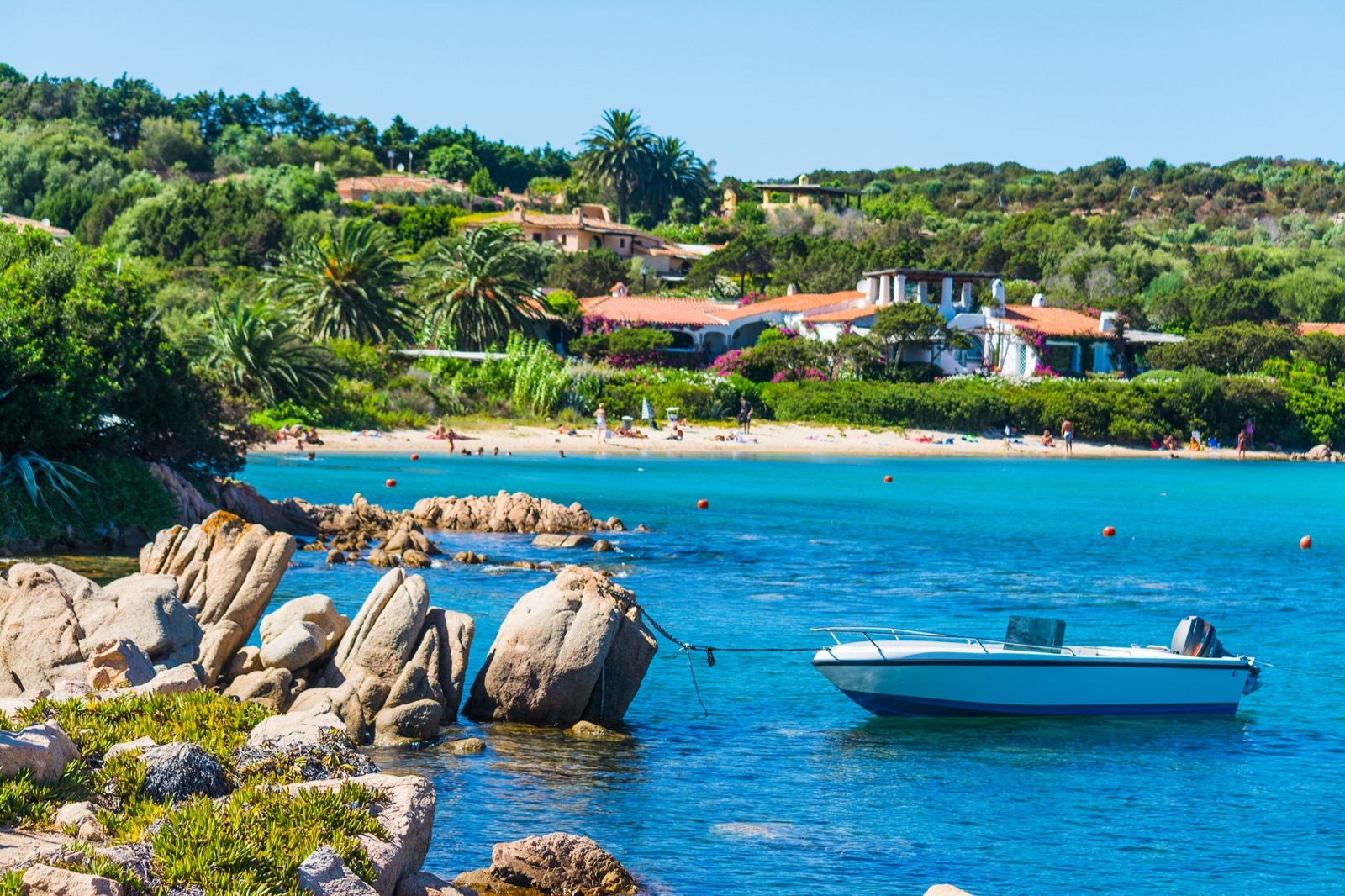 Zátoka na Costa Smeralda se člunem a žulovými balvany