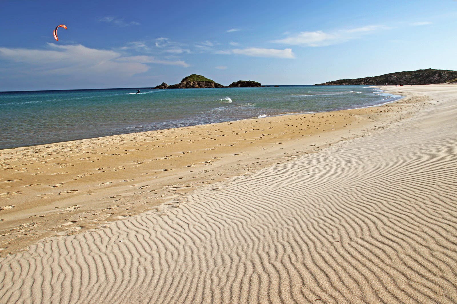Sardinia Italia cu copiii: 10 sfaturi pentru vacanța de familie 2026 5 Plaja Su Giudeu lângă Chia, cu dune