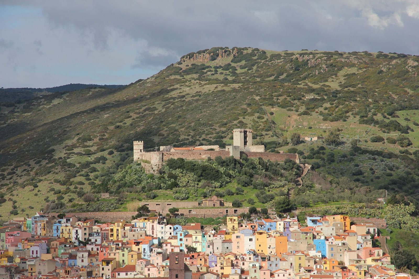Nord-vestul Sardiniei: 10 idei pentru La Pelosa, Bosa și Castelsardo 2026 7 Castelul Malaspina deasupra orășelului Bosa