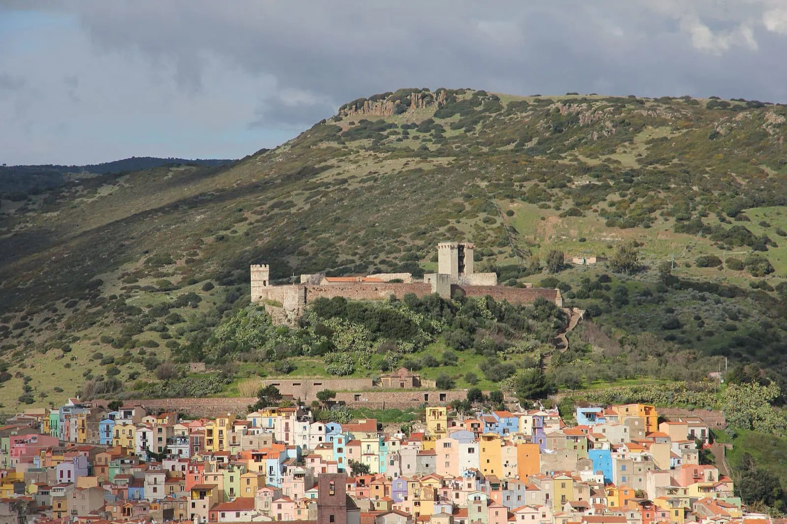 Noroeste de Cerdeña (Italia): 10 imprescindibles — La Pelosa, Bosa y Castelsardo 2026 7 El castillo Malaspina sobre el pueblo de Bosa