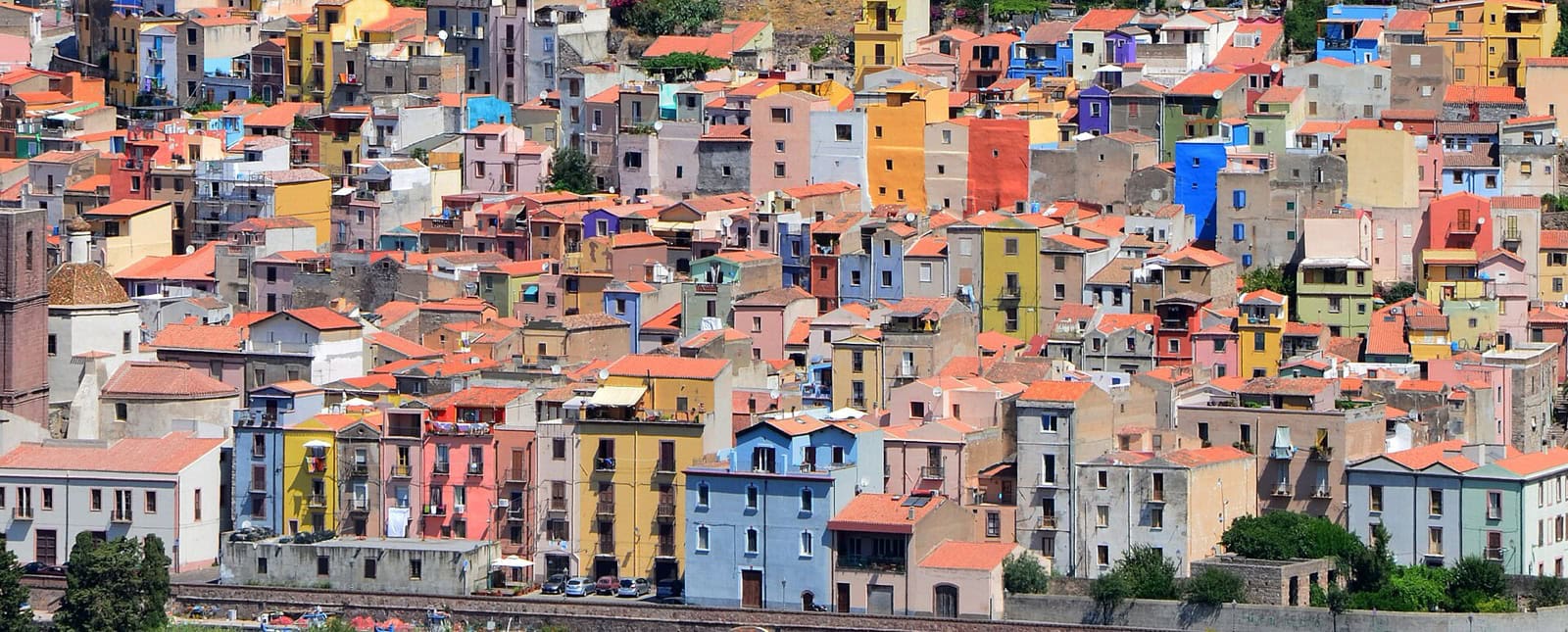 Nord-vestul Sardiniei: 10 idei pentru La Pelosa, Bosa și Castelsardo 2026 5 Casele colorate ale orășelului Bosa deasupra râului Temo