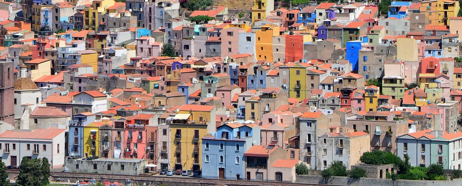 Noroeste de Cerdeña (Italia): 10 imprescindibles — La Pelosa, Bosa y Castelsardo 2026 5 Las casas pastel del pueblo de Bosa sobre el río Temo