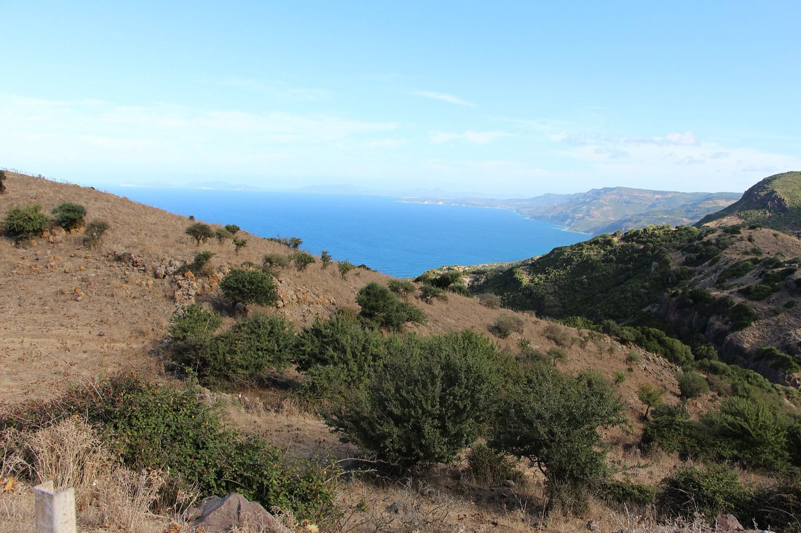 Sardinia cu mașina: itinerariu de 7–10 zile și sfaturi pentru traseu 2026 1 Șosea panoramică de coastă în Sardinia, ideală pentru un road trip