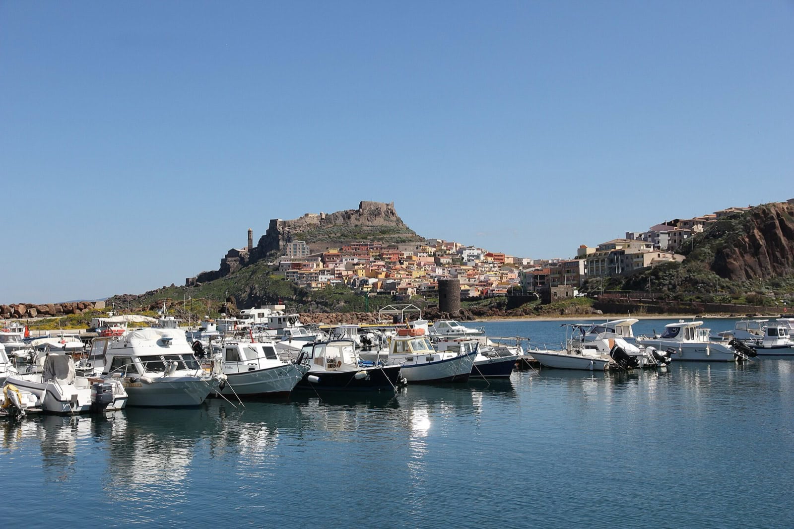 Nord-vestul Sardiniei: 10 idei pentru La Pelosa, Bosa și Castelsardo 2026 9 Orășelul medieval Castelsardo pe promontoriul de deasupra mării