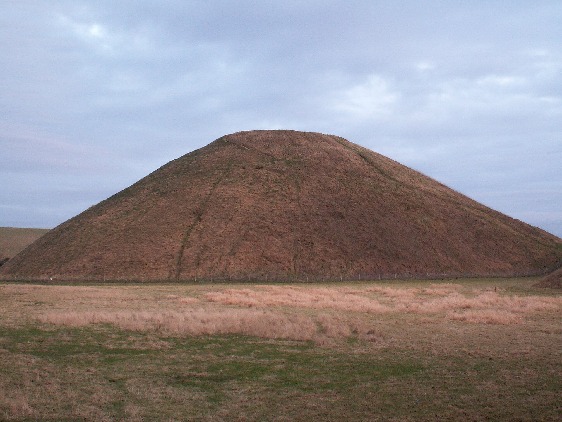Stonehenge en Angleterre : billets, accès et 12 idées aux alentours en 2026 14 Silbury Hill et West Kennet Long Barrow