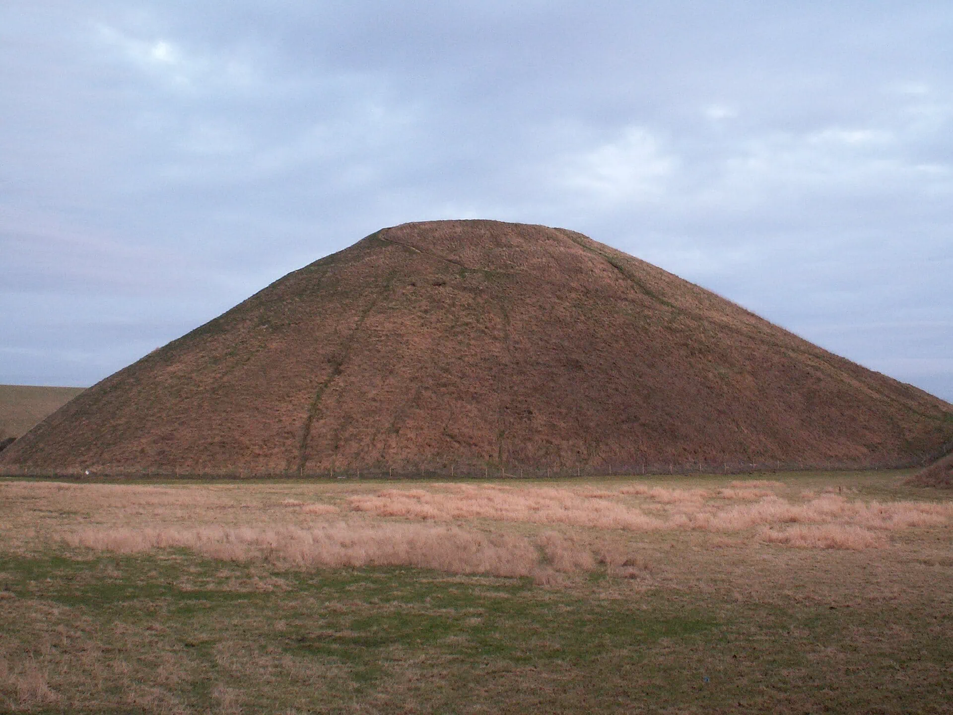 Stonehenge (Anglia): belépő, megközelítés és 12 tipp a környéken 2026-ban 14 Silbury Hill és West Kennet Long Barrow