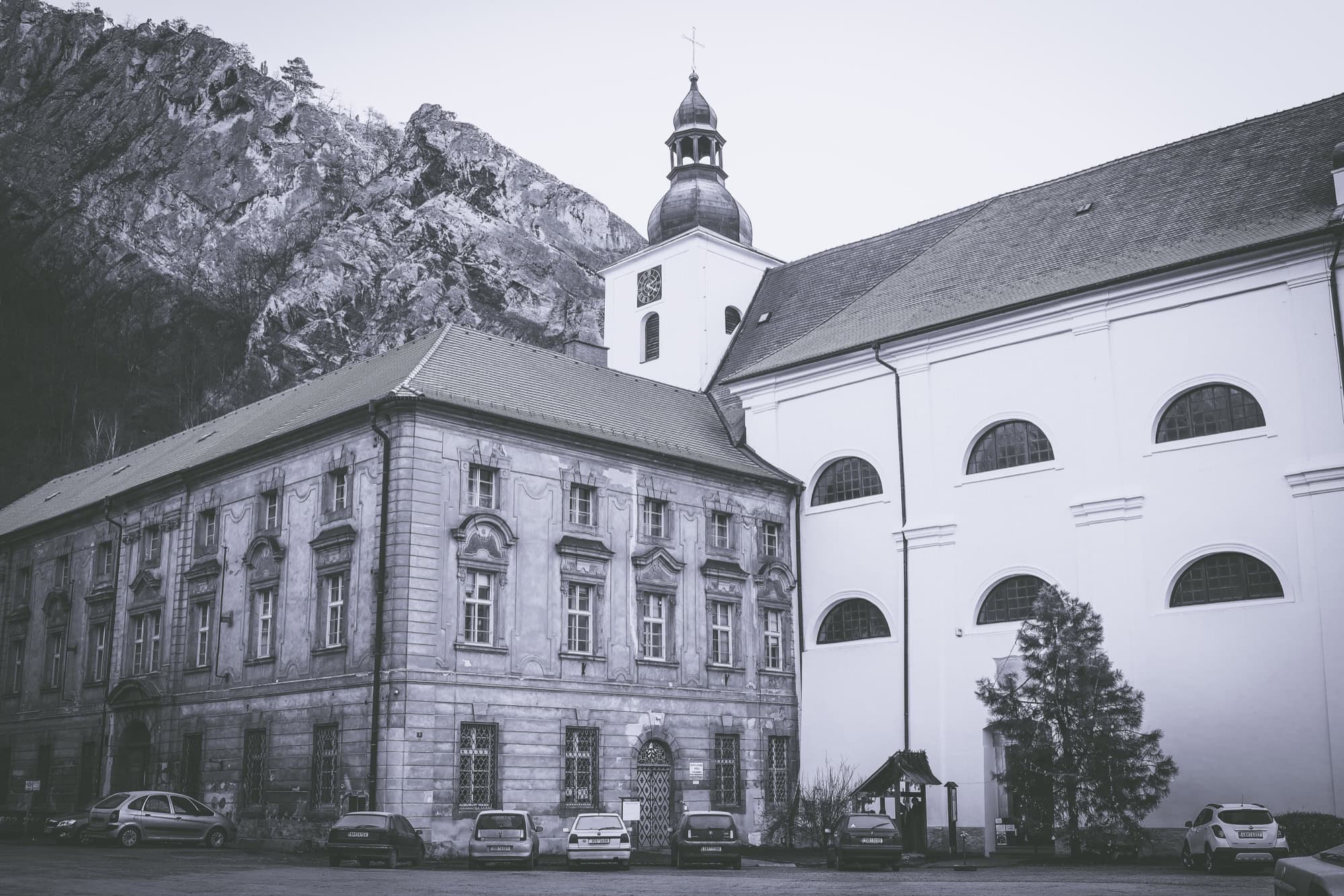 Svatý Jan pod Skalou: 6 idei de excursie în Cehia din Praga 2026 1 Mănăstirea și biserica Sfântului Ioan Botezătorul sub stânca de calcar