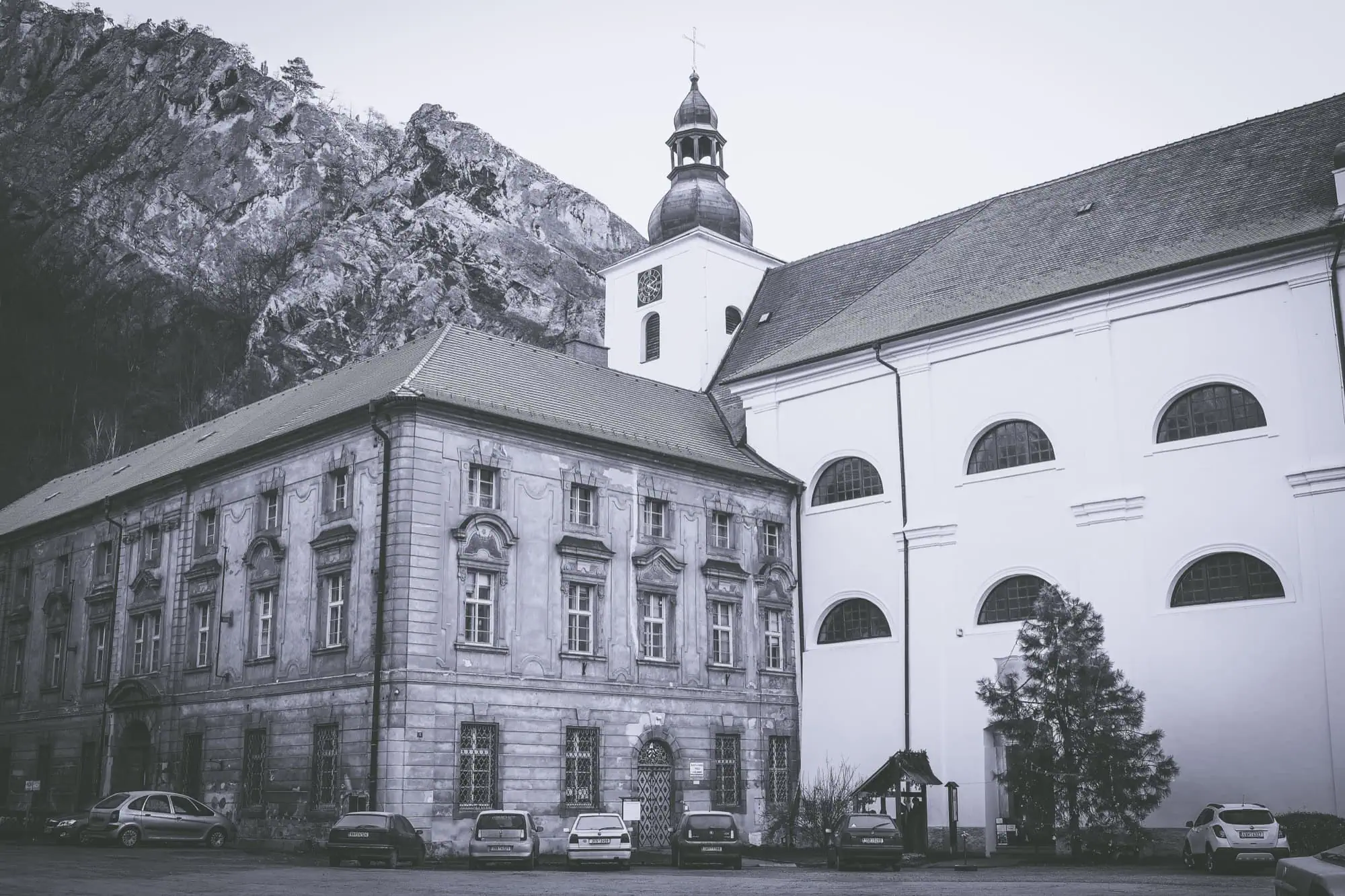 Svatý Jan pod Skalou: 6 Ausflugstipps in den Böhmischen Karst 2026 1 Kloster und Kirche des heiligen Johannes des Täufers unter der Kalksteinfelswand