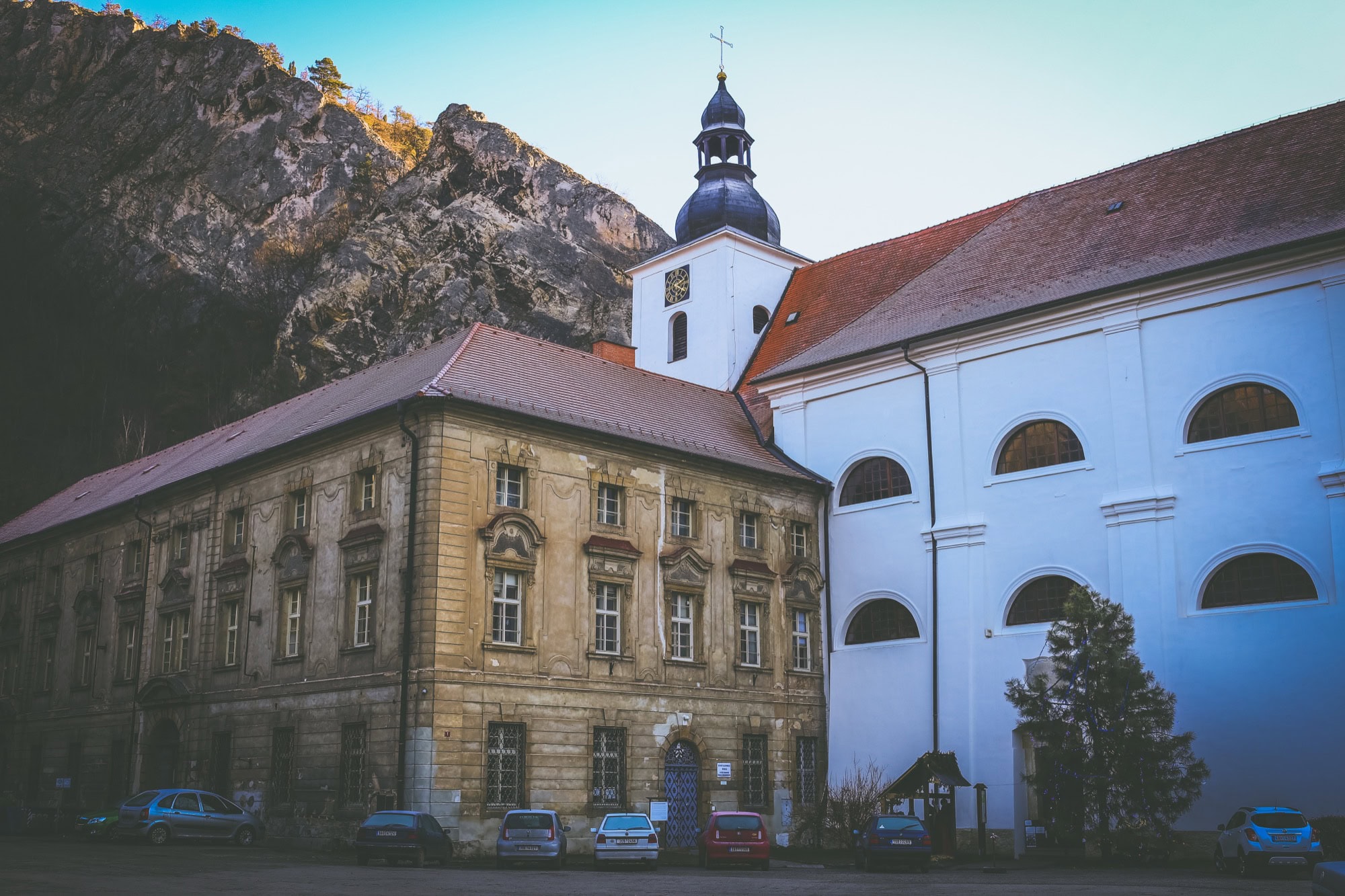 Svatý Jan pod Skalou: 6 idei de excursie în Cehia din Praga 2026 2 Biserica barocă a Sfântului Ioan Botezătorul și mănăstirea sub stâncă