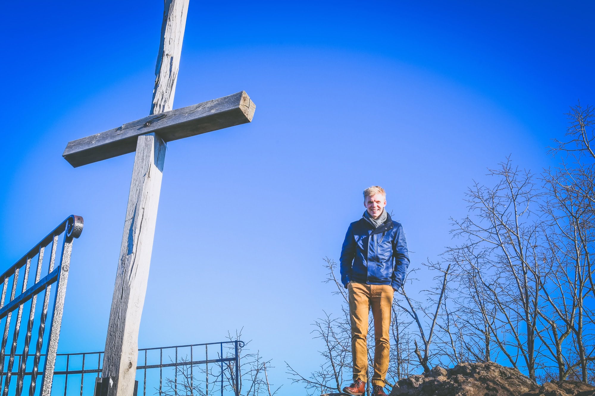 Svatý Jan pod Skalou: 6 idei de excursie în Cehia din Praga 2026 4 Cruce de lemn pe vârful stâncii deasupra Svatý Jan pod Skalou