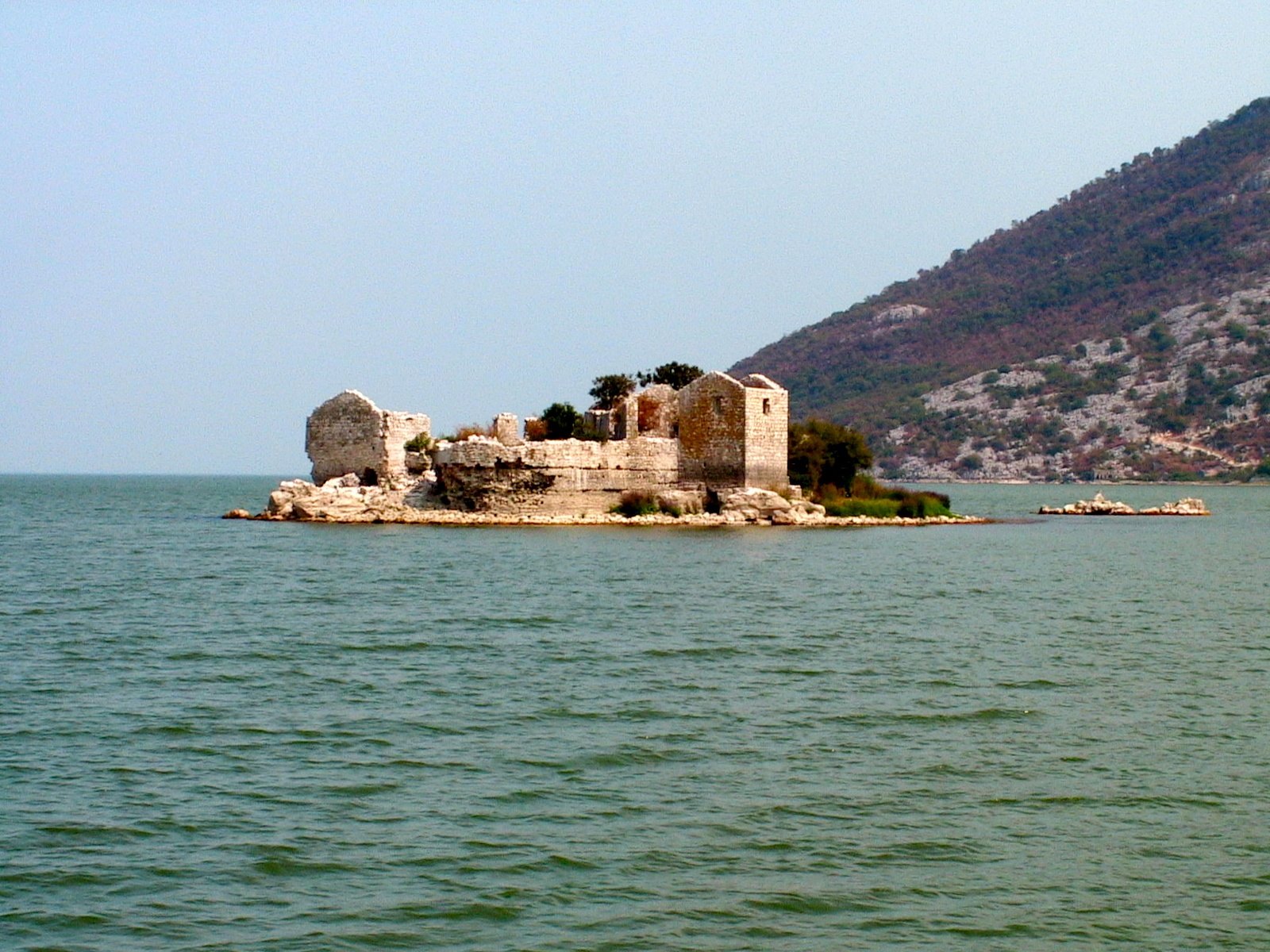 Meer van Skadar: 10 tips voor het nationale park, pelikanen en wijngaarden 2026 12 De eilandvesting Grmožur, het Montenegrijnse Alcatraz